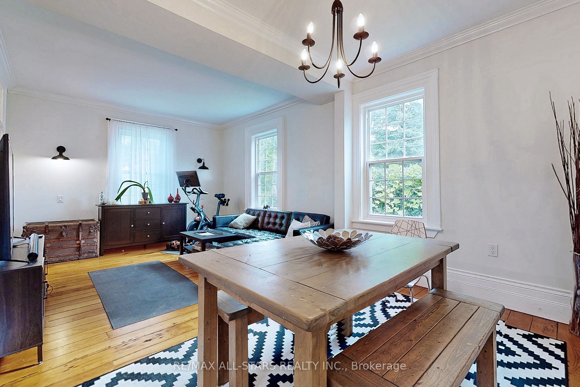 203 Brock St W