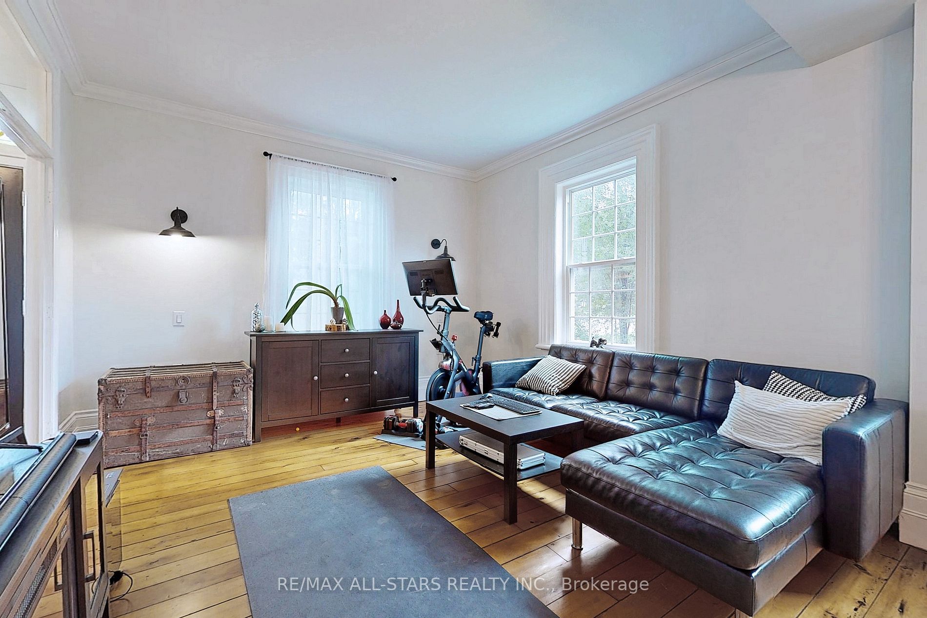 203 Brock St W