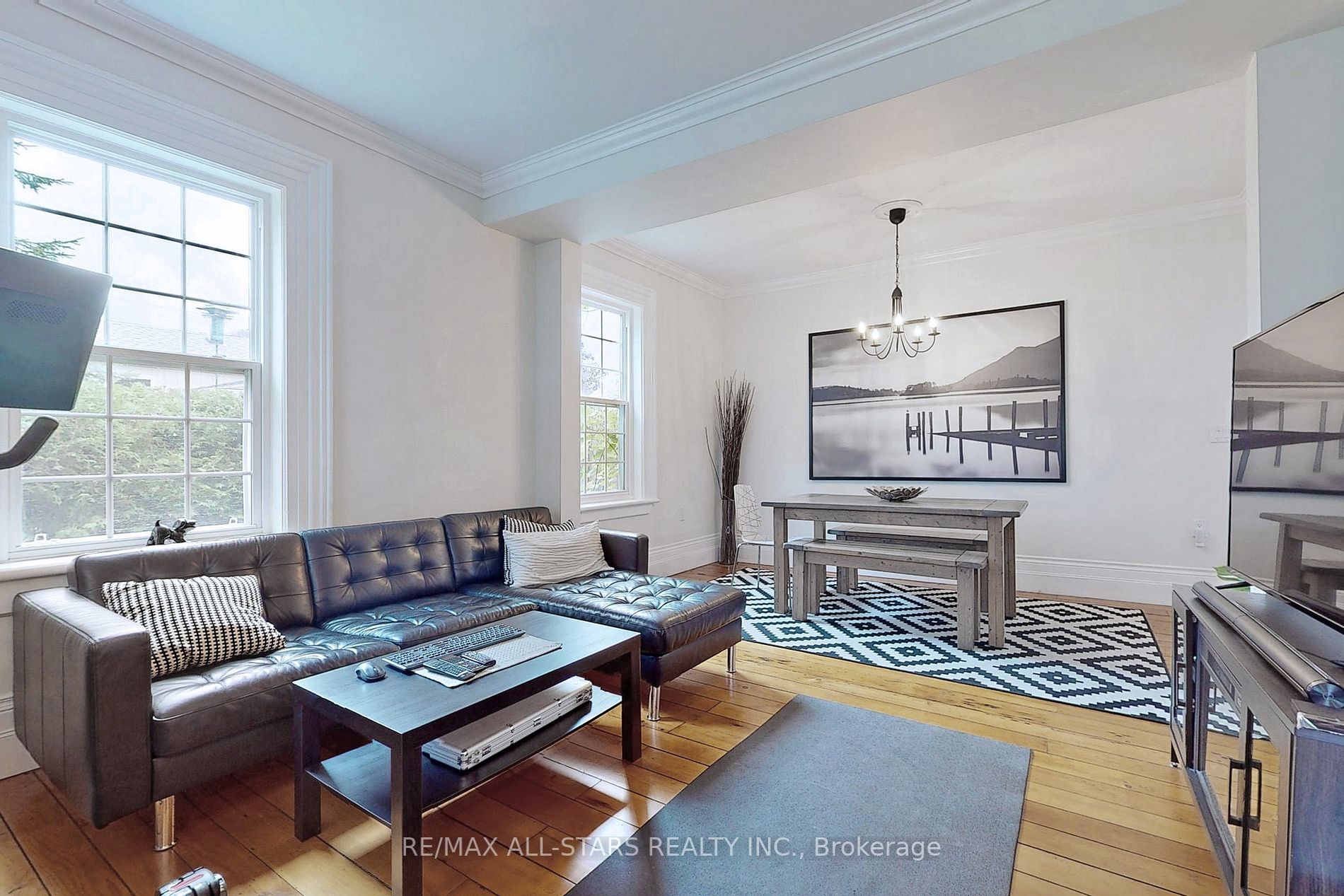 203 Brock St W