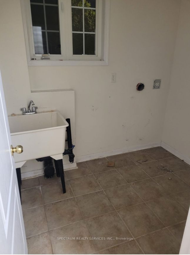 1 Lookout St