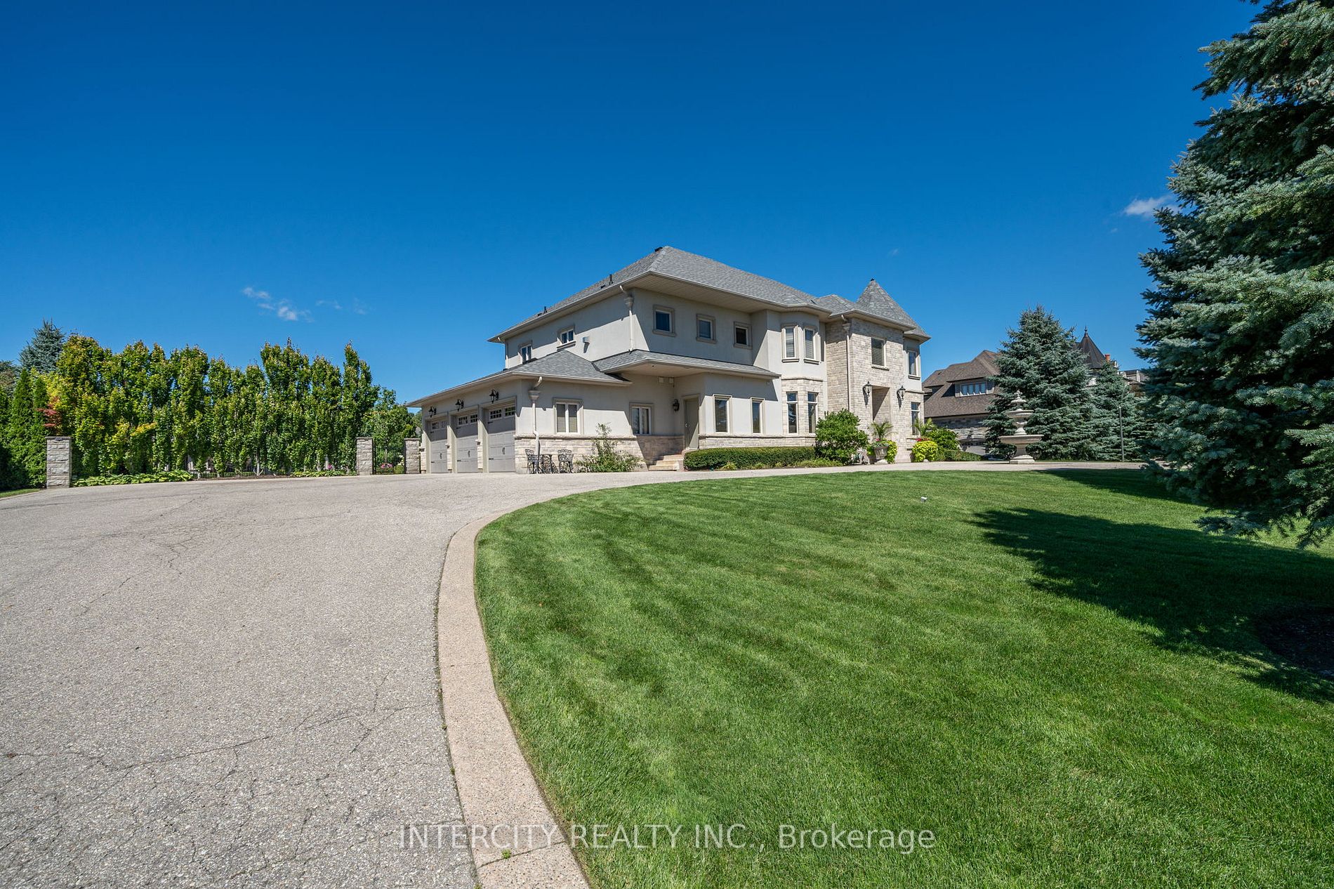 21 Richard Lovat Court