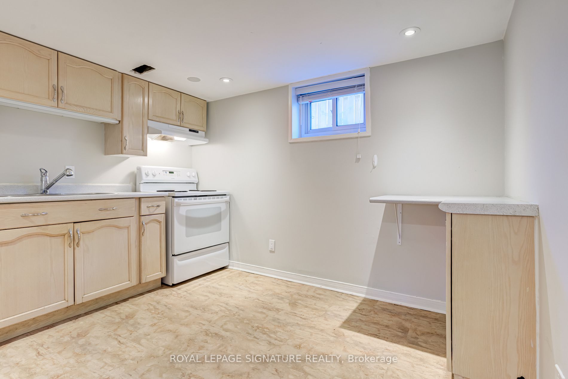 177 John St W