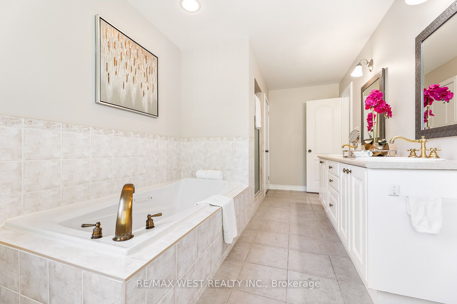 82 English Daisy Crt