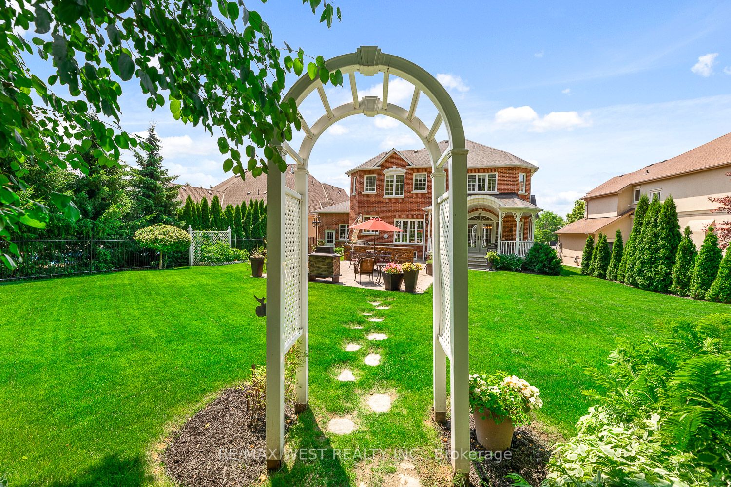 82 English Daisy Crt