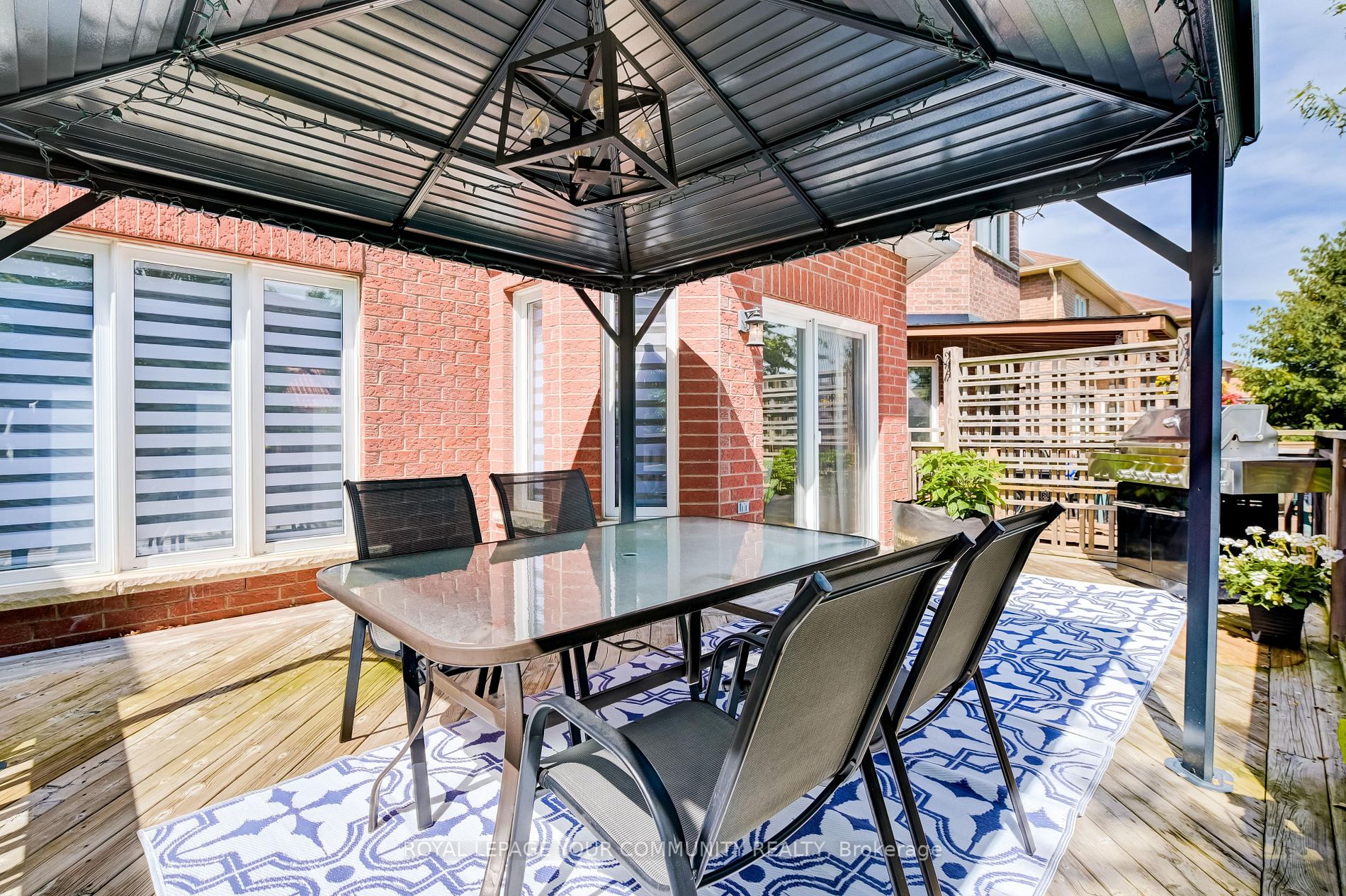 63 Woodbury Cres