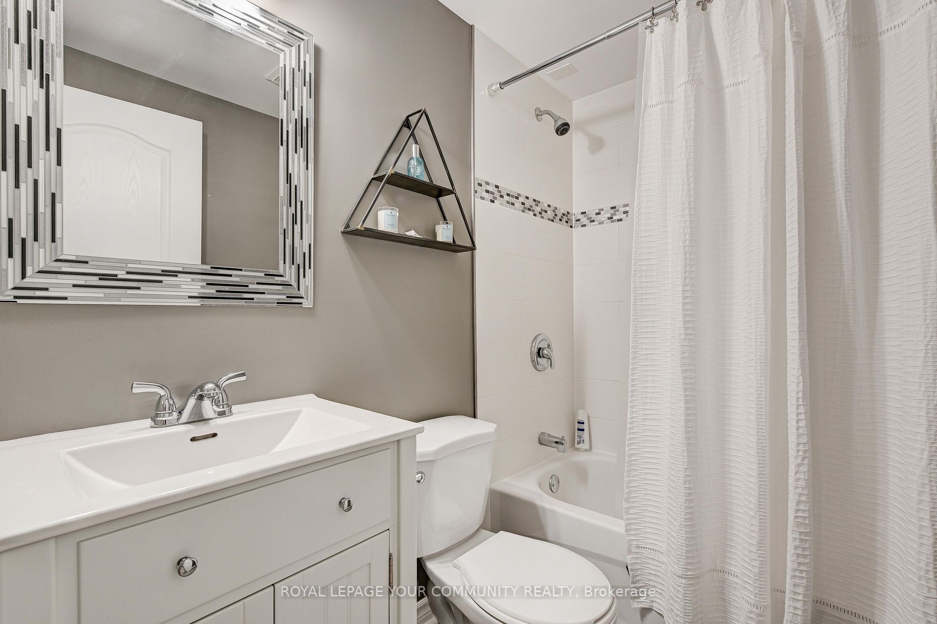 63 Woodbury Cres