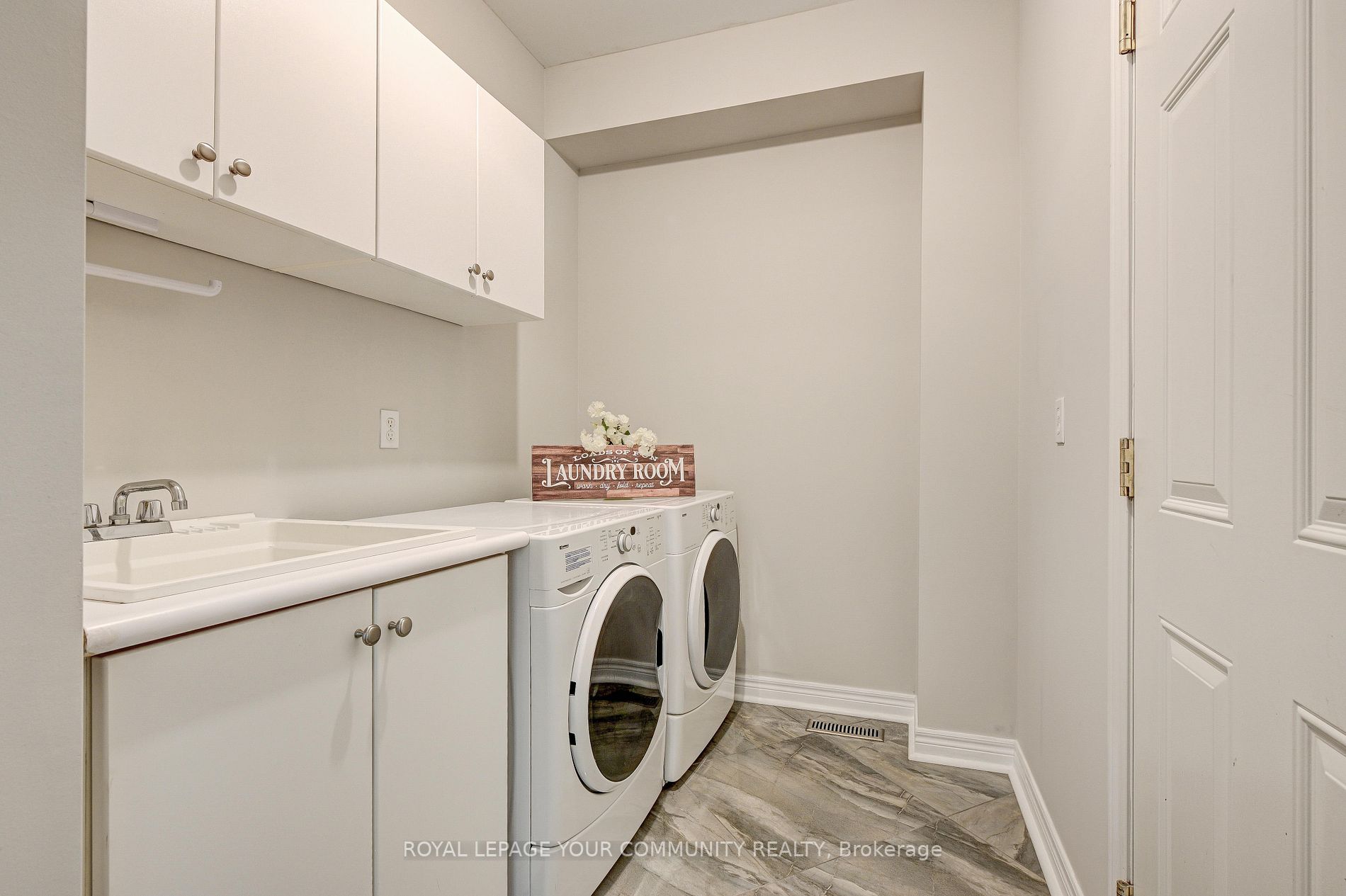 63 Woodbury Cres