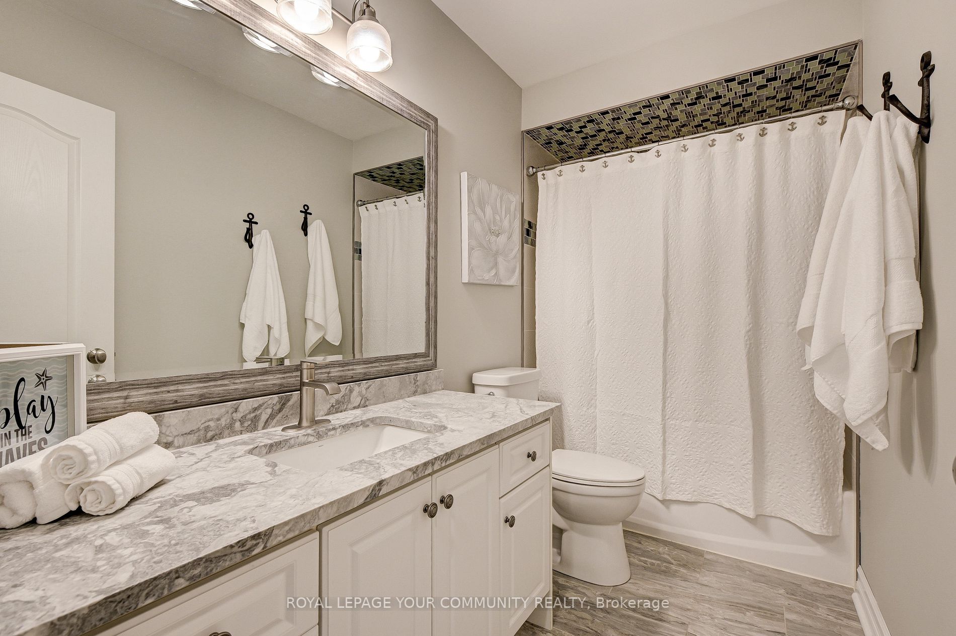 63 Woodbury Cres