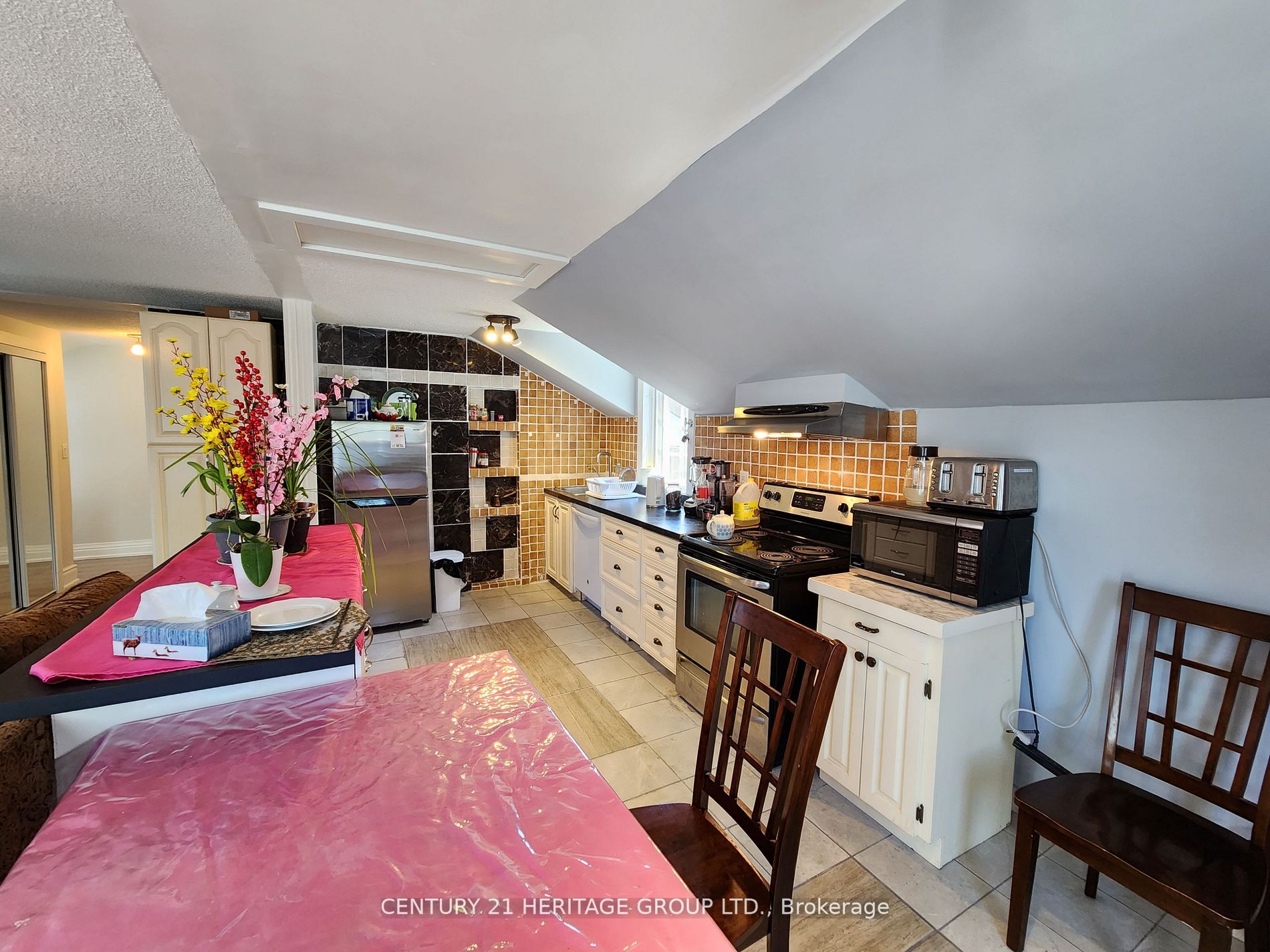 106 Main St S
