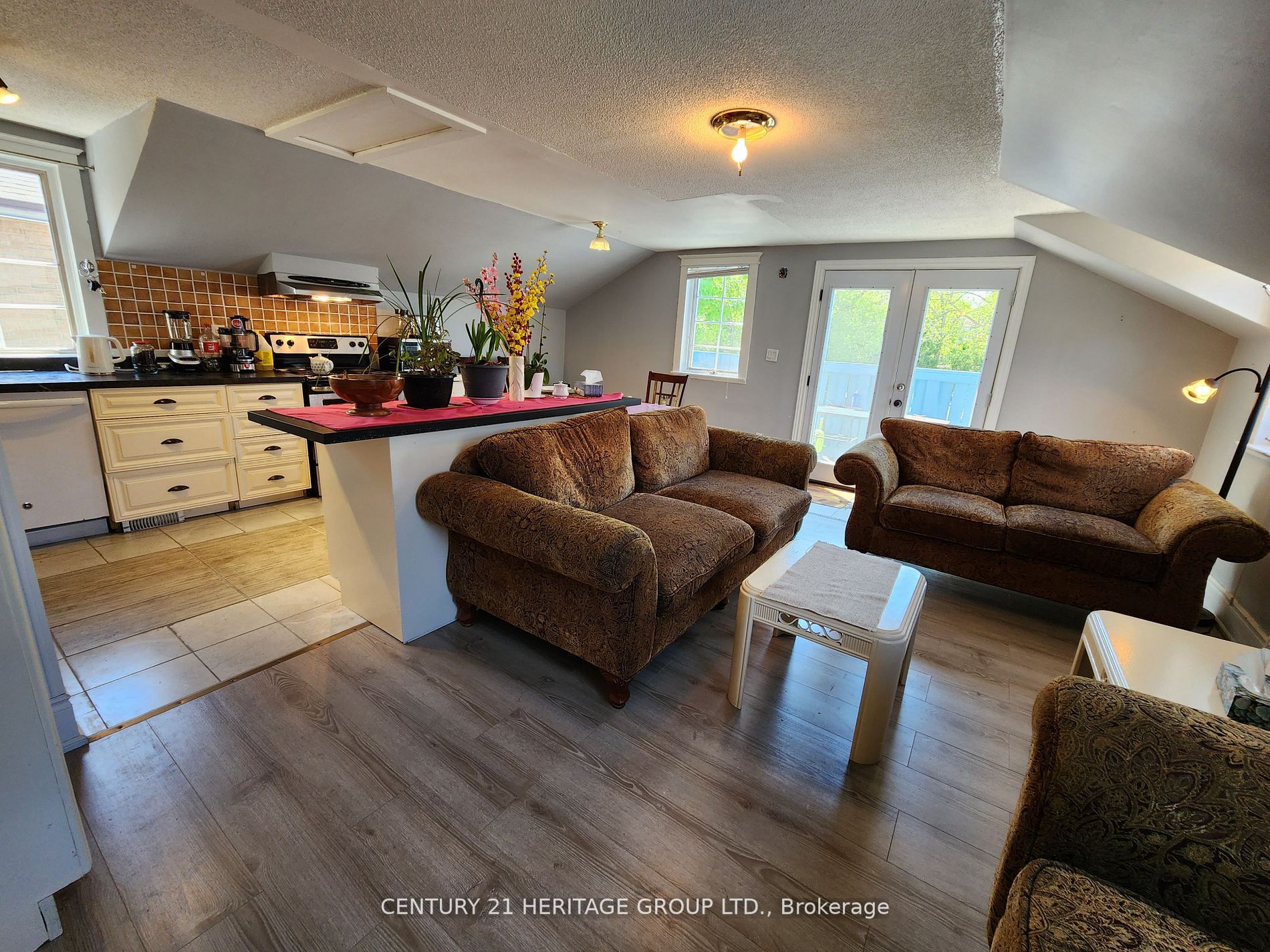106 Main St S