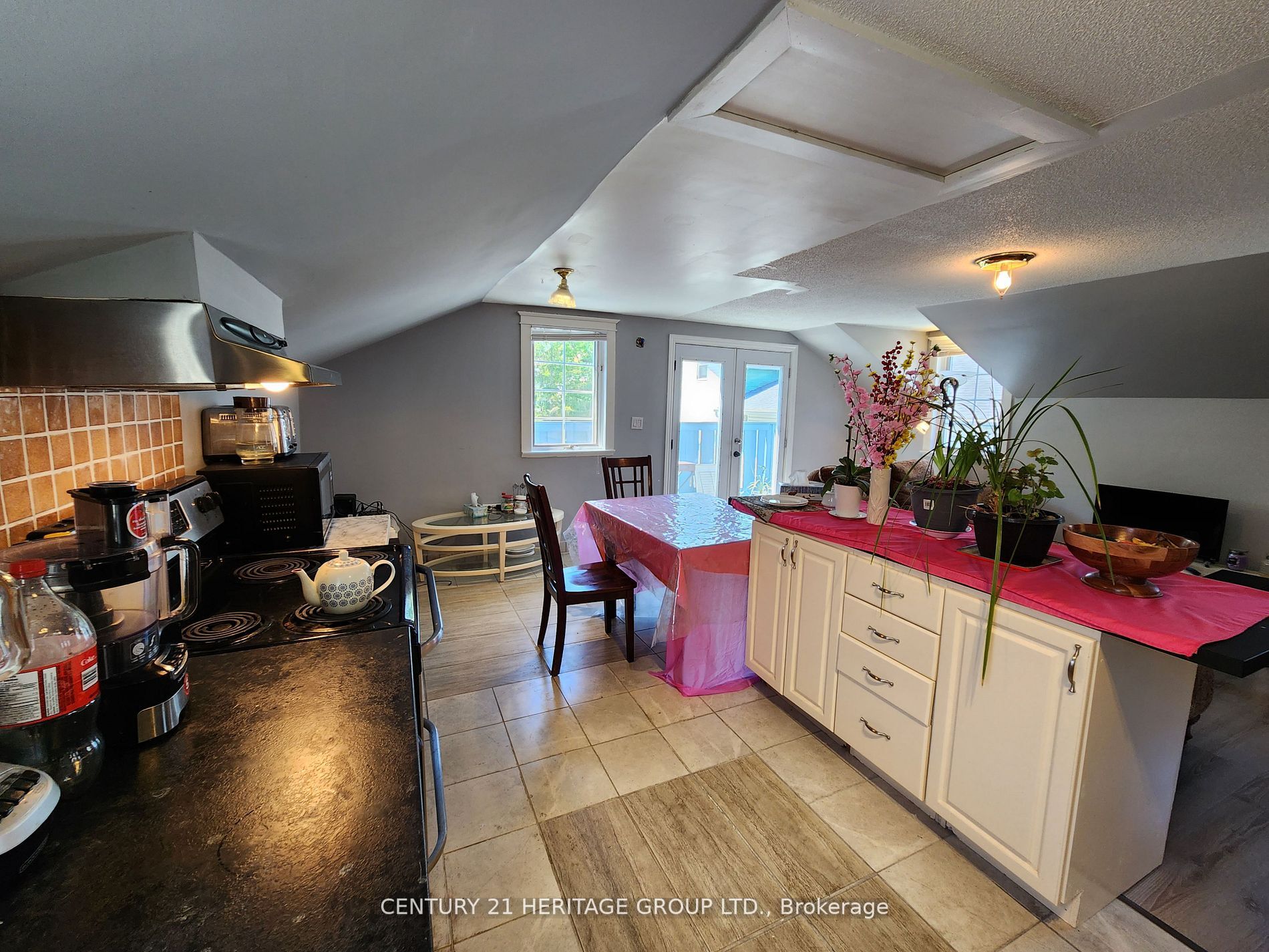 106 Main St S