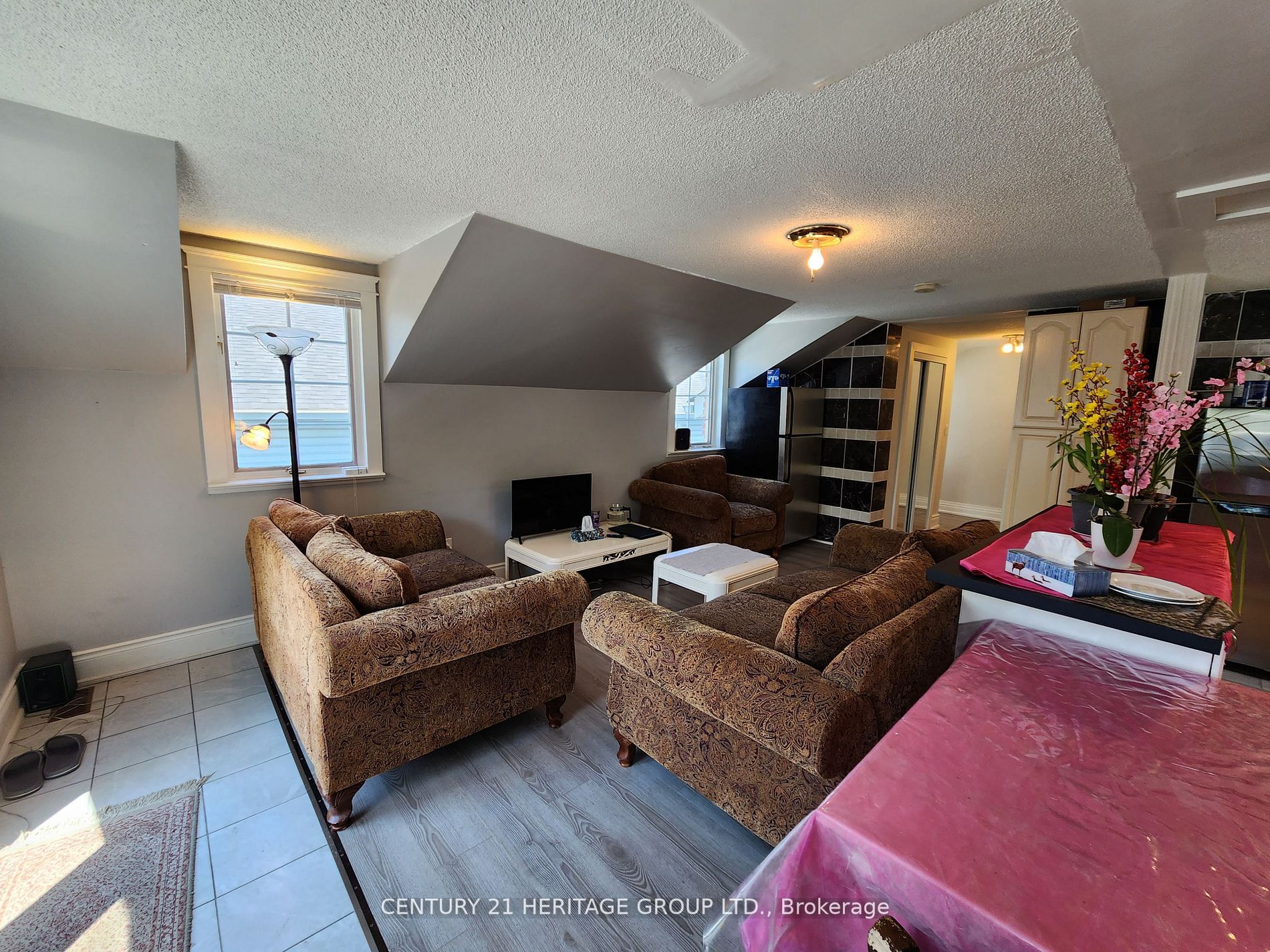 106 Main St S