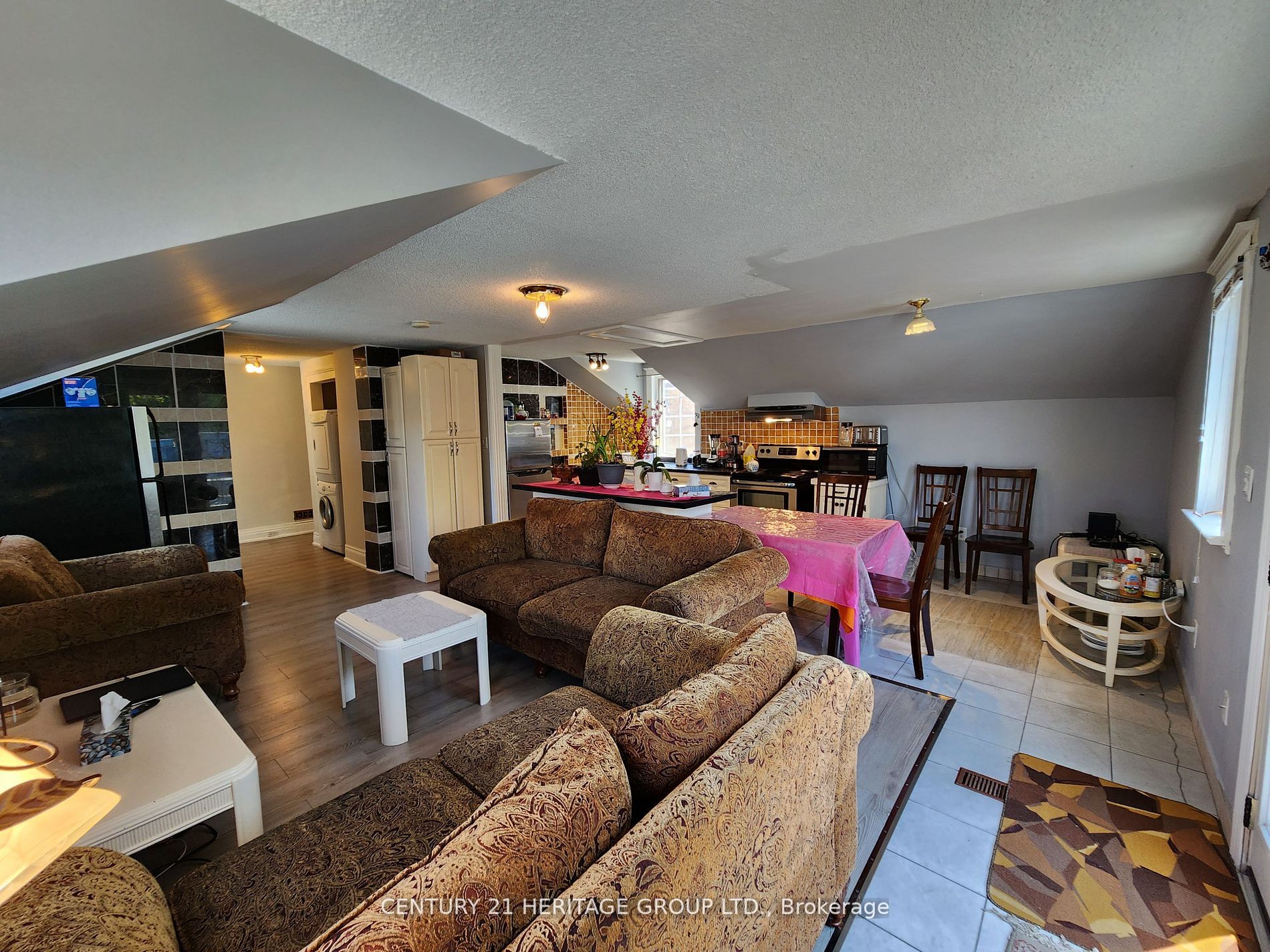 106 Main St S