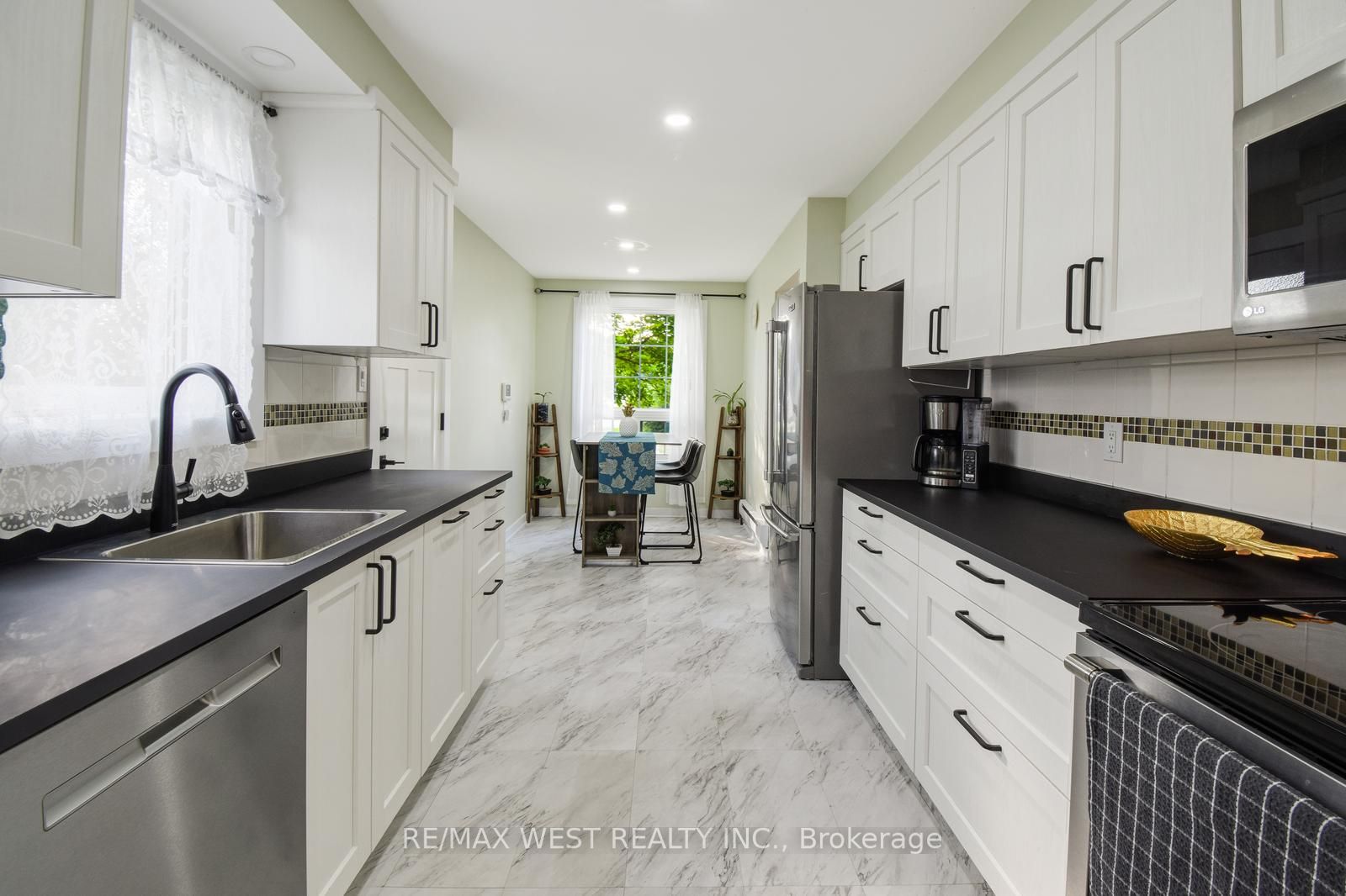 405 MAPLEGROVE Avenue