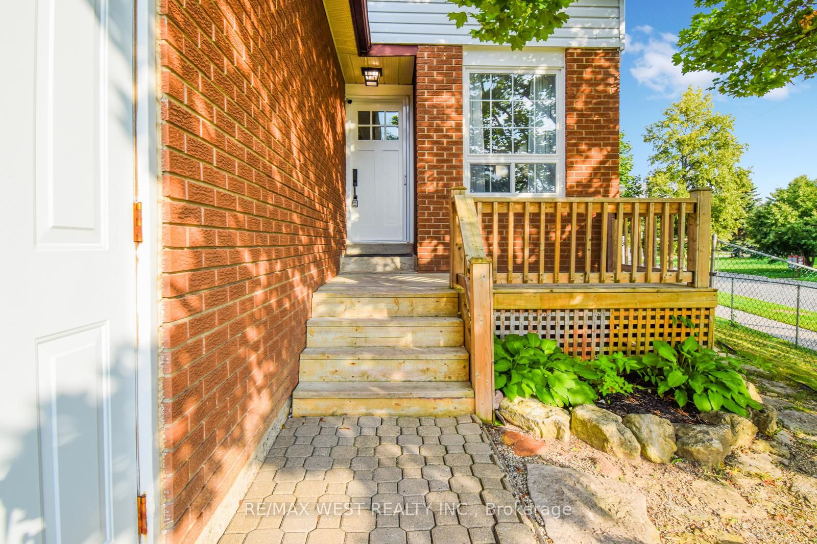 405 MAPLEGROVE Avenue