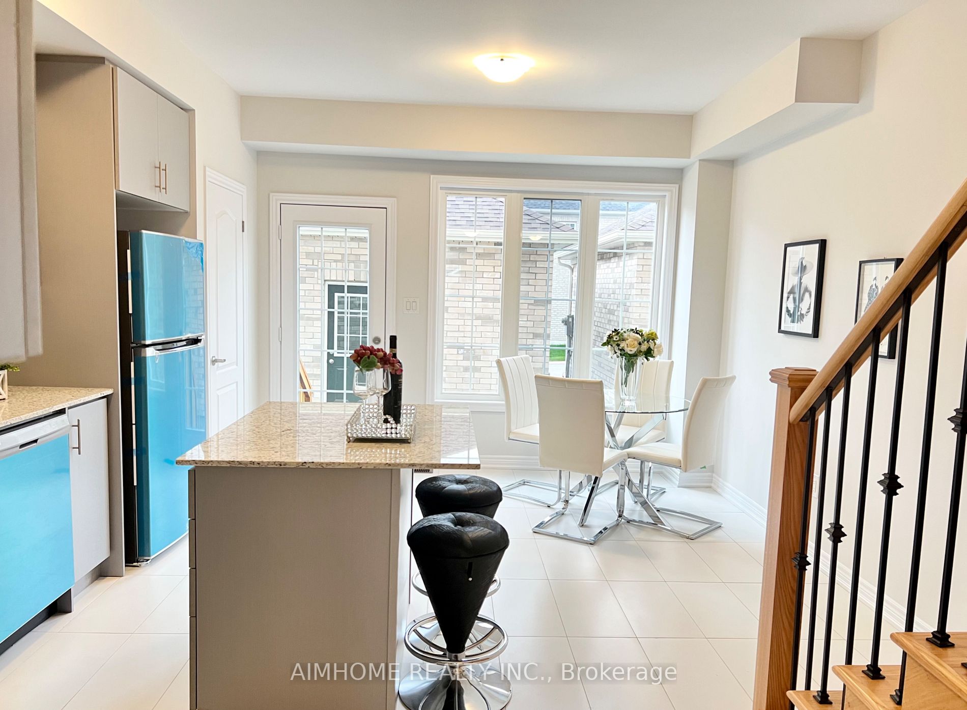 537 White’s Hill Avenue
