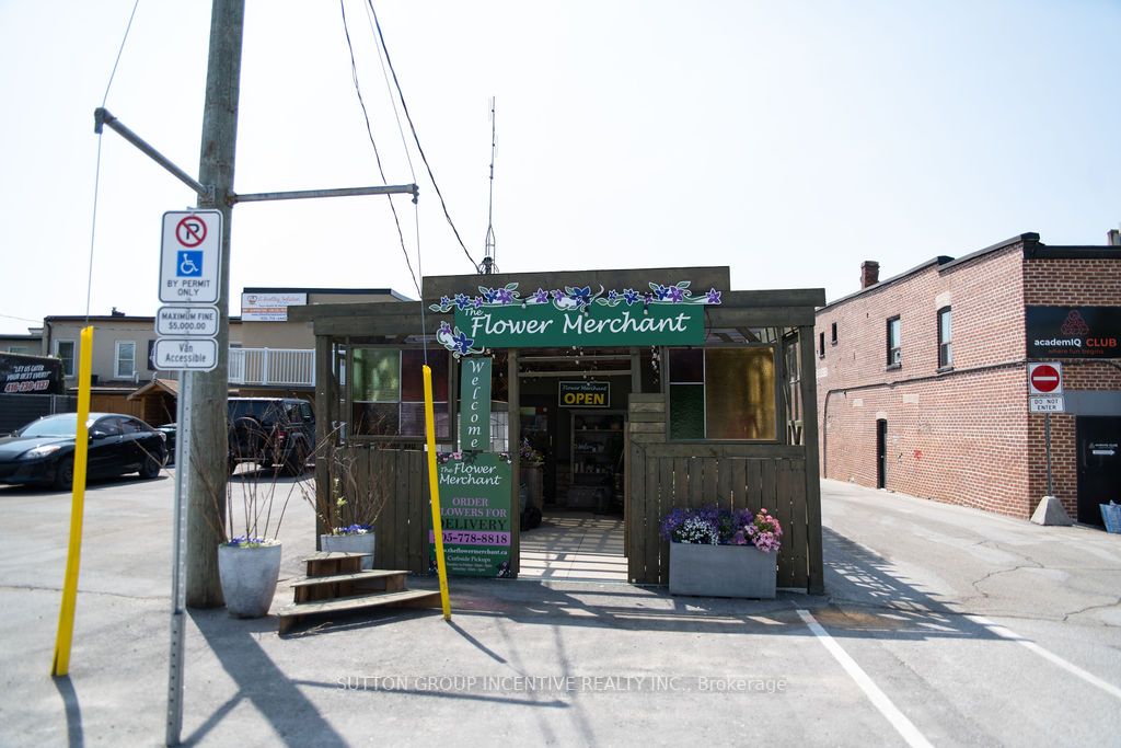 33 Holland St W