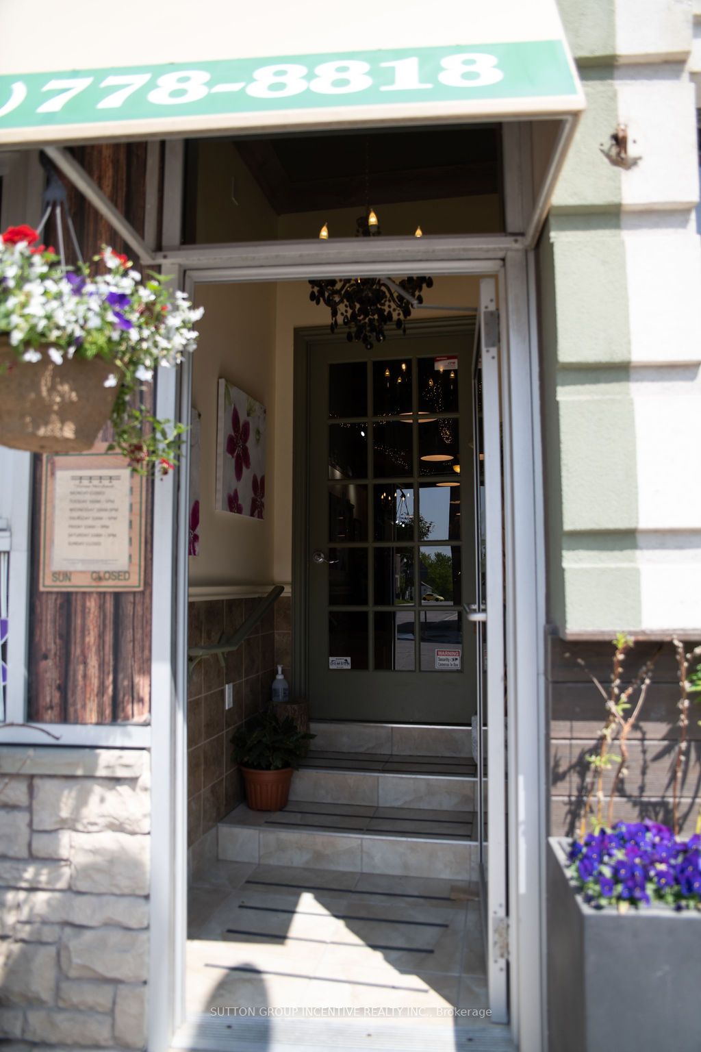 33 Holland St W