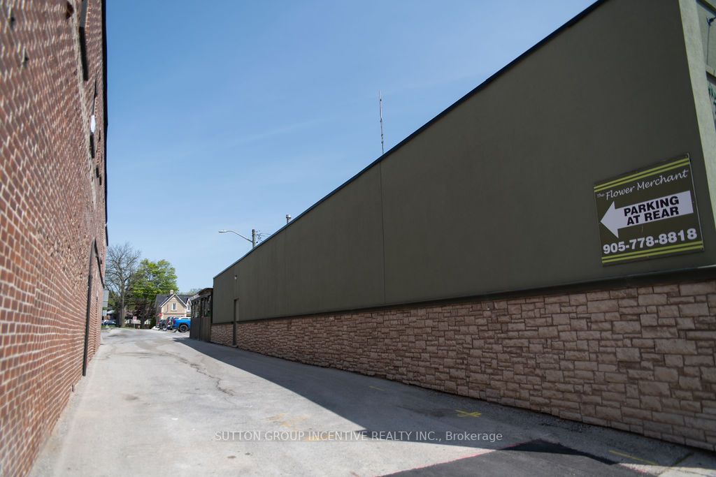 33 Holland St W
