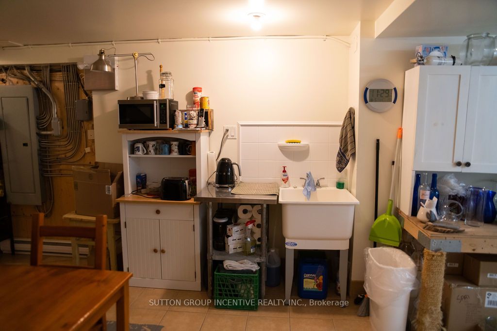 33 Holland St W