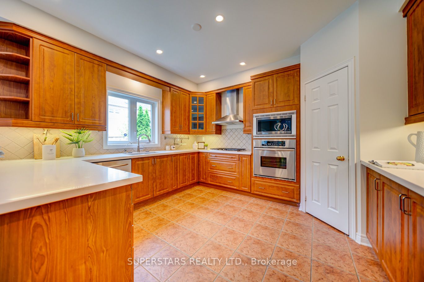 22 Ayhart St