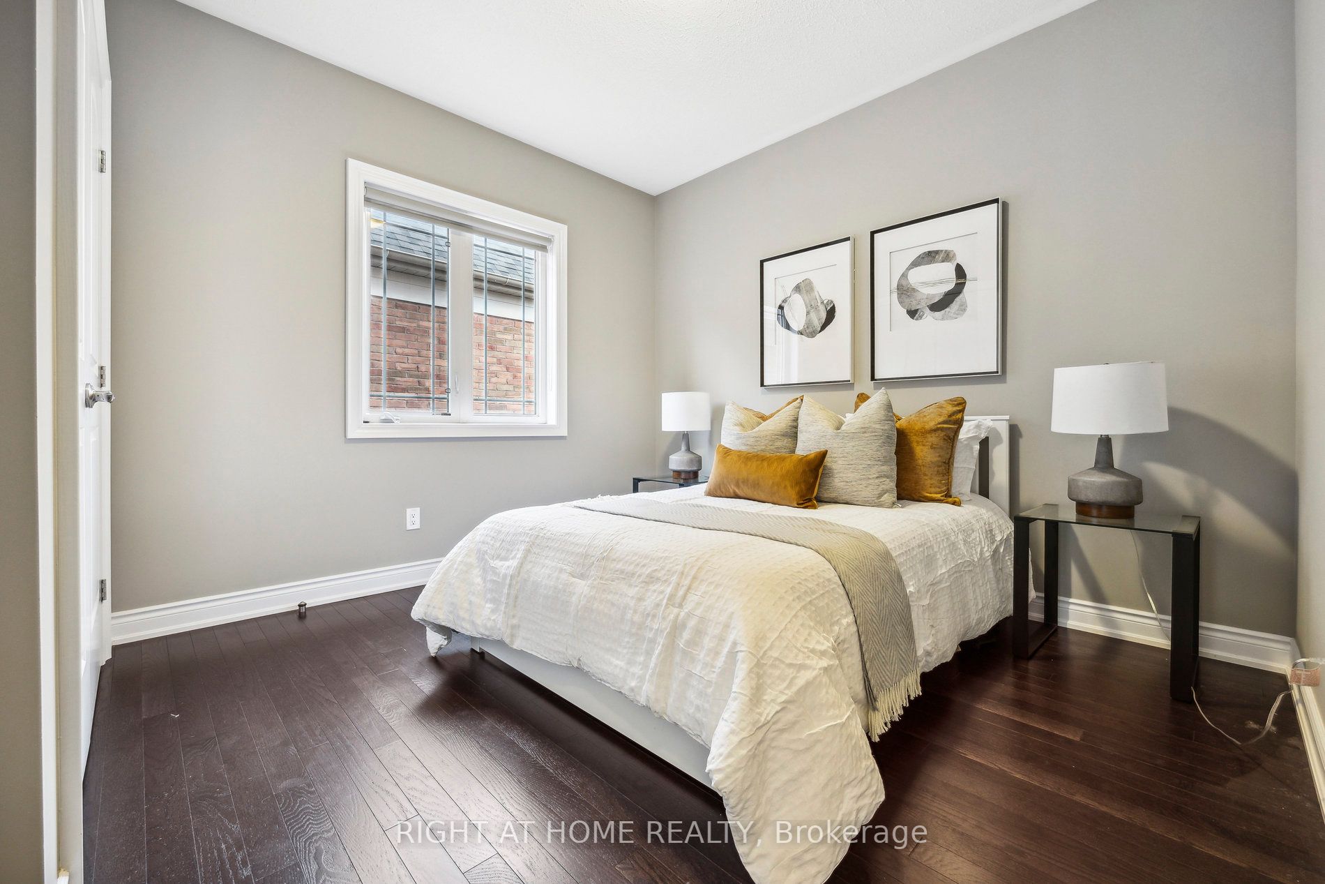 45 Dunrobin Cres