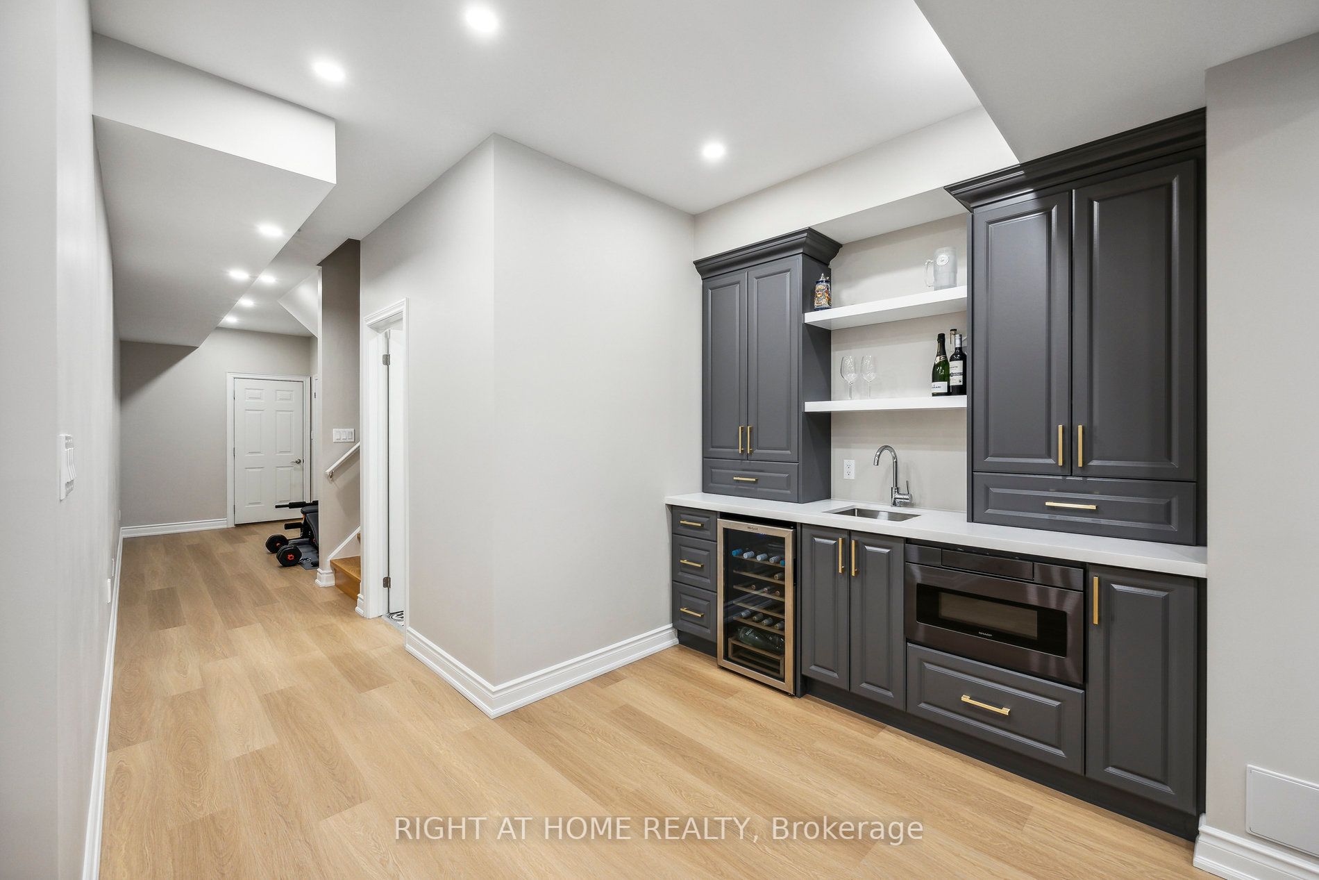 45 Dunrobin Cres