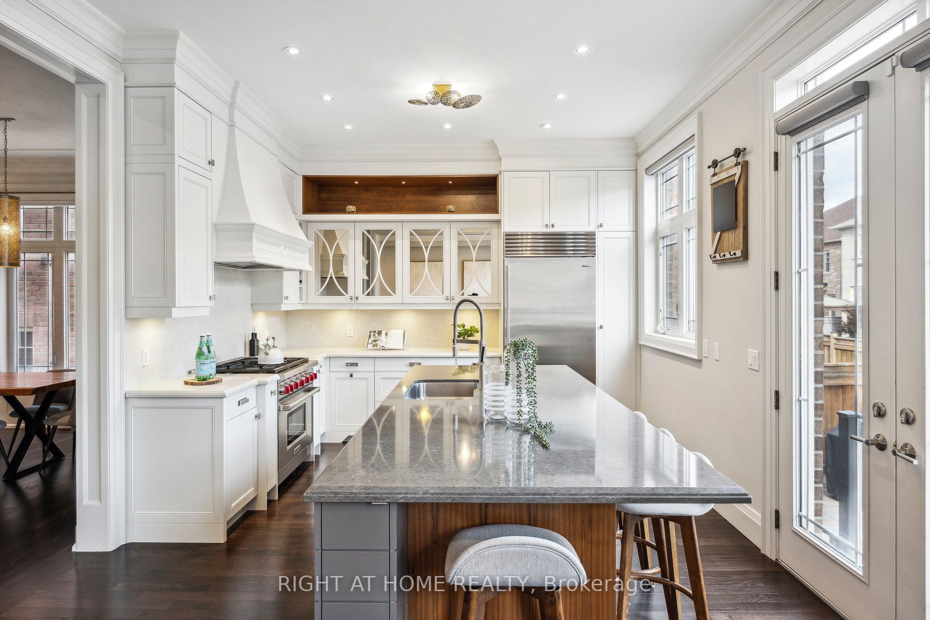 45 Dunrobin Cres