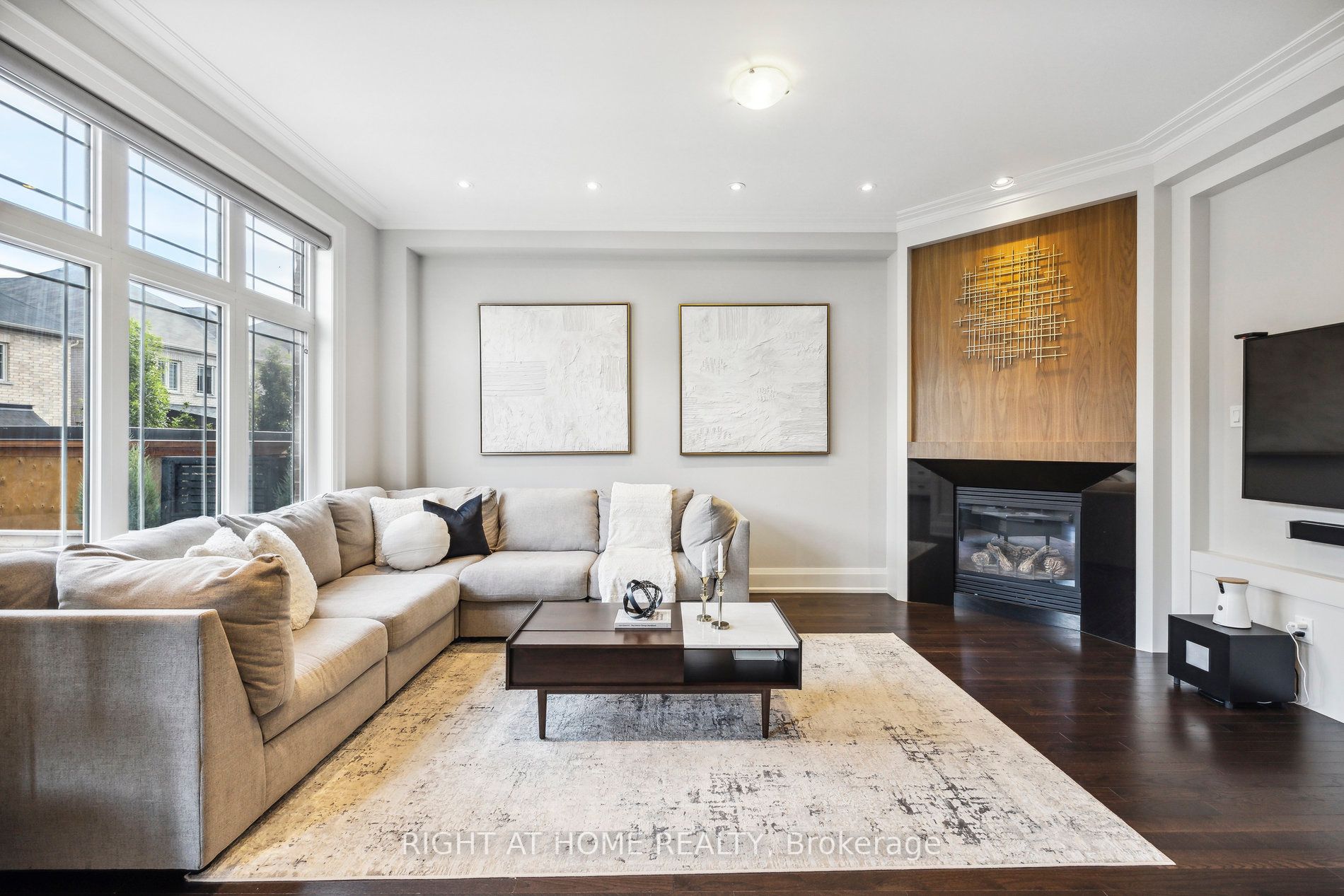 45 Dunrobin Cres