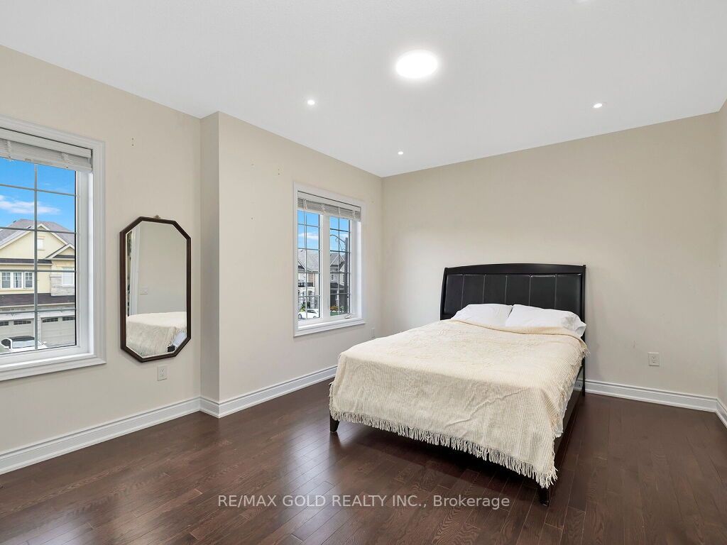 45 Ross Vennare Crescent