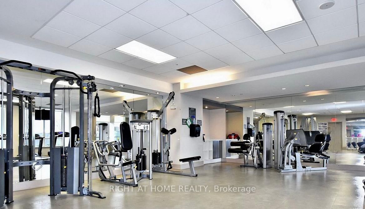 7167 Yonge St, #821