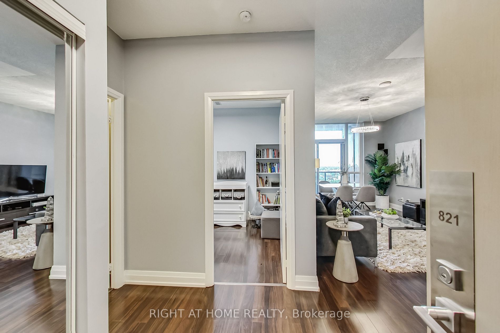7167 Yonge St, #821