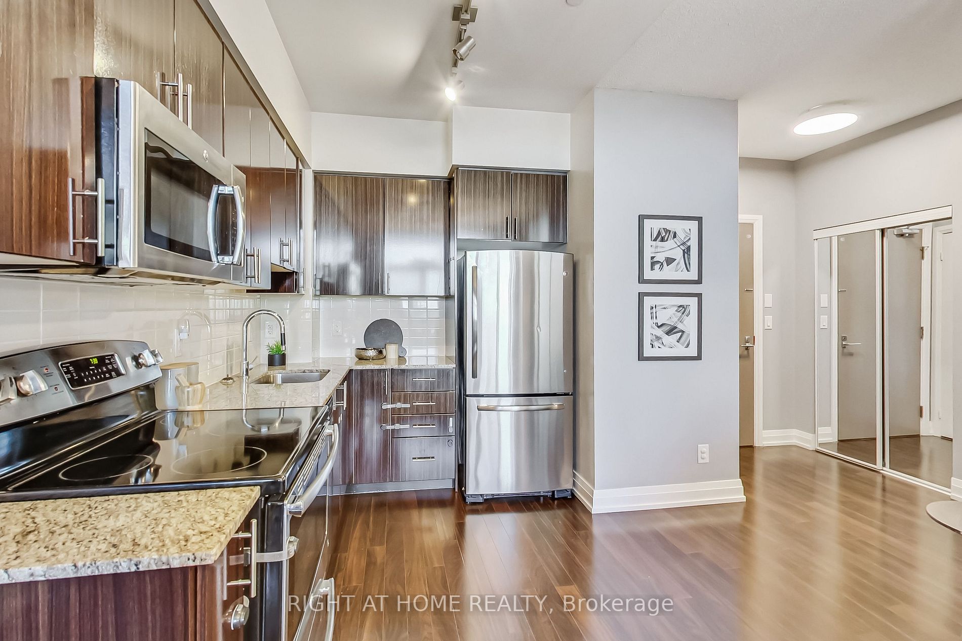 7167 Yonge St, #821