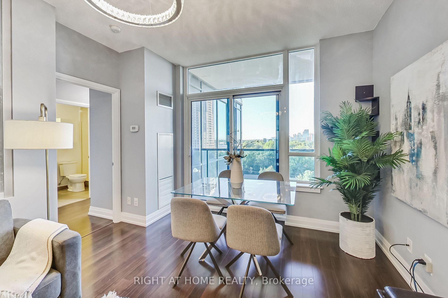 7167 Yonge St, #821