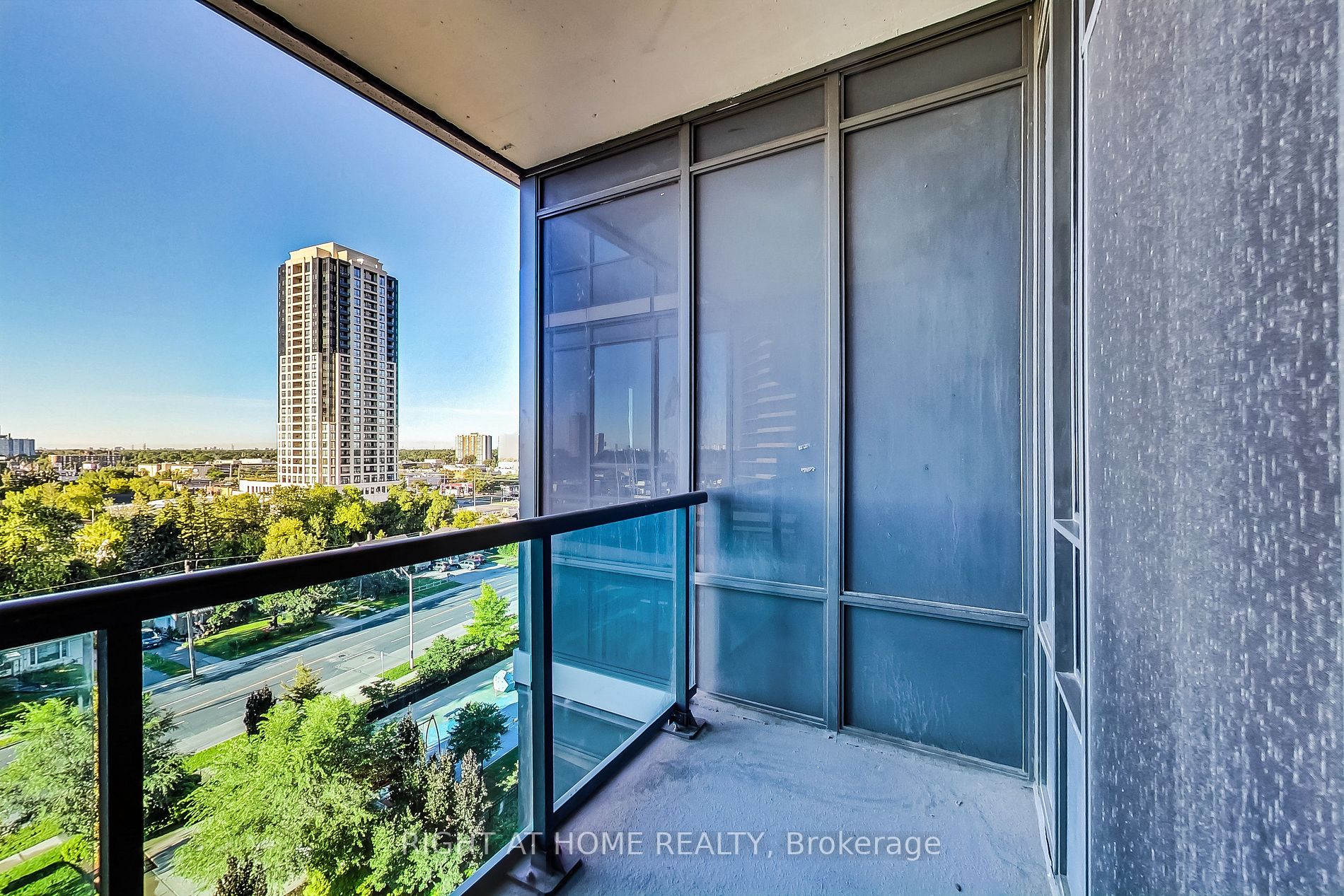 7167 Yonge St, #821