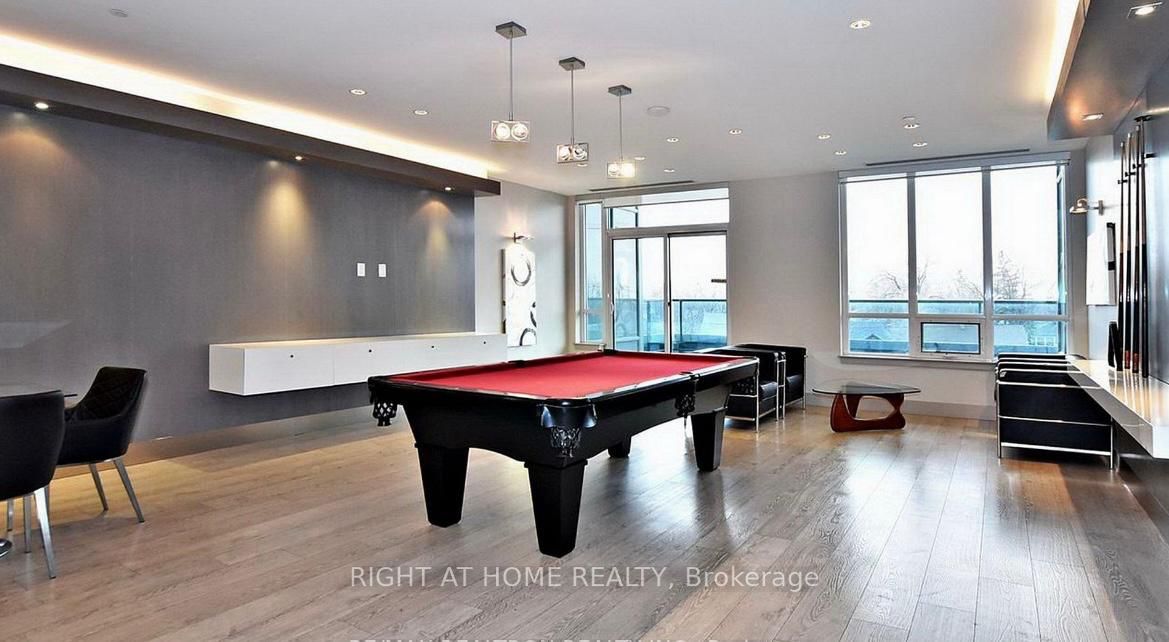 7167 Yonge St, #821
