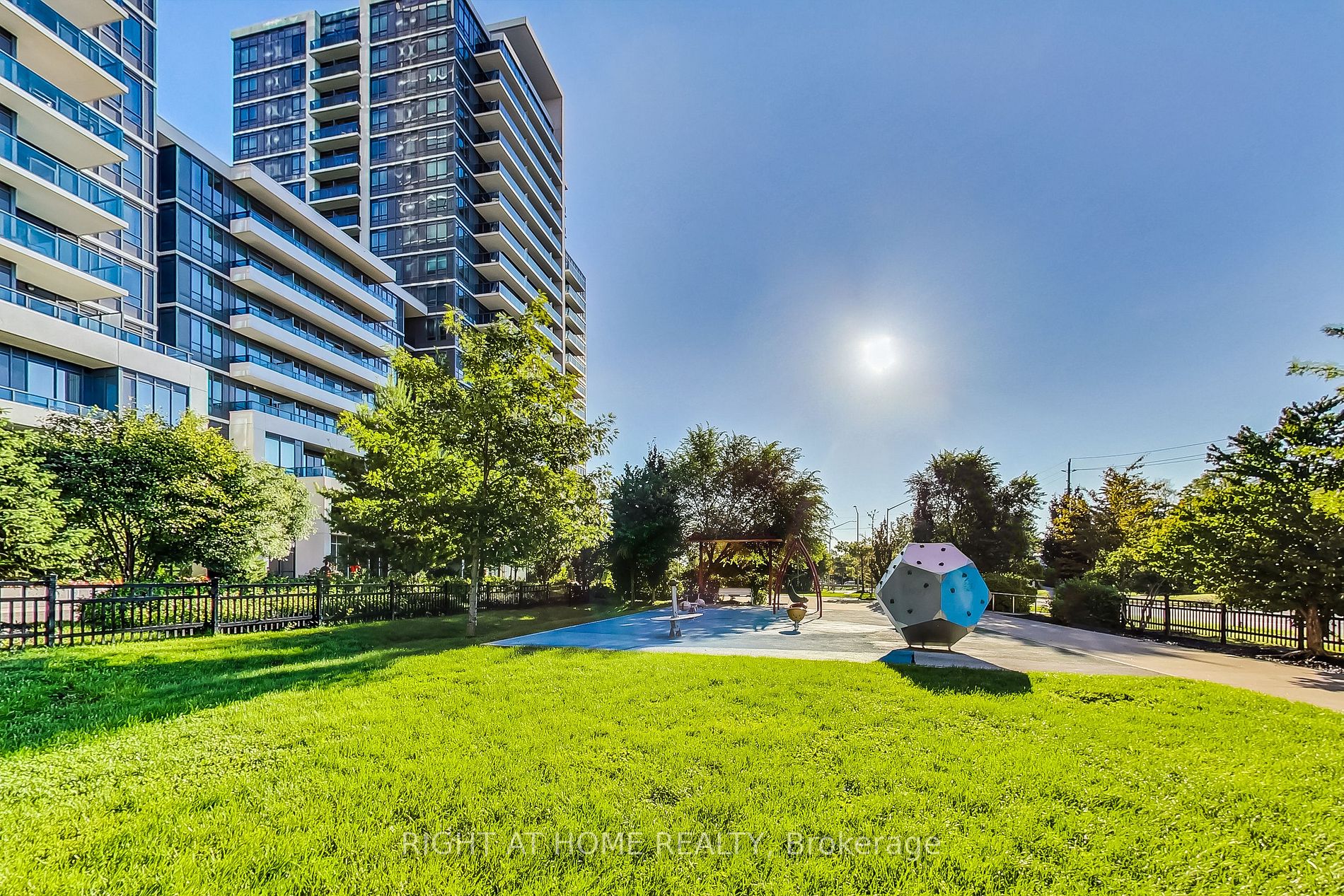 7167 Yonge St, #821