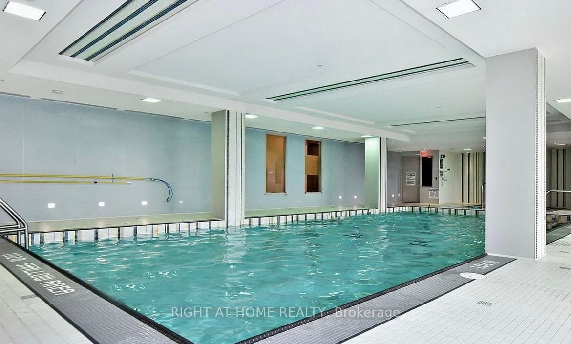 7167 Yonge St, #821