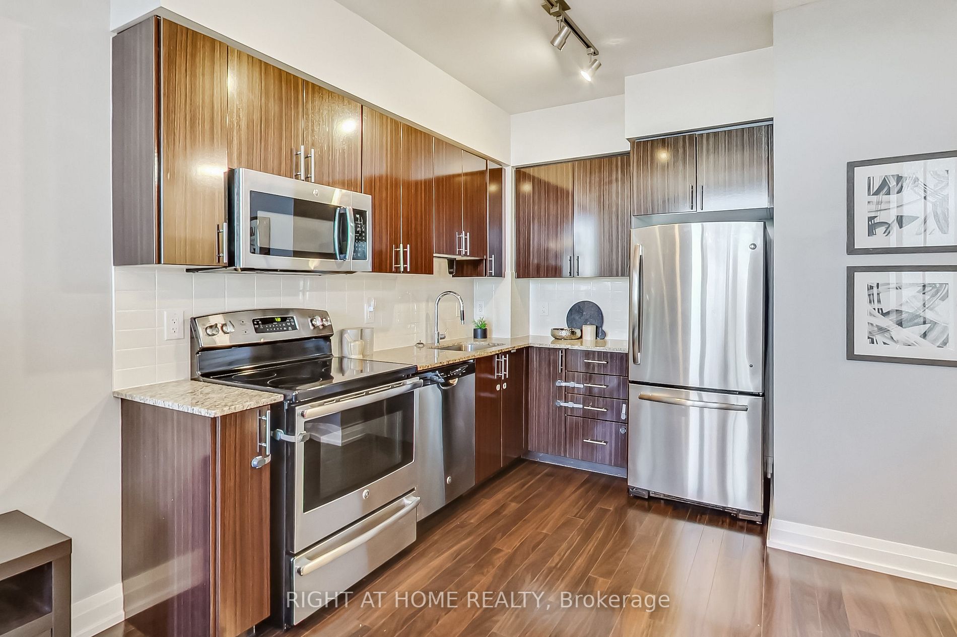 7167 Yonge St, #821