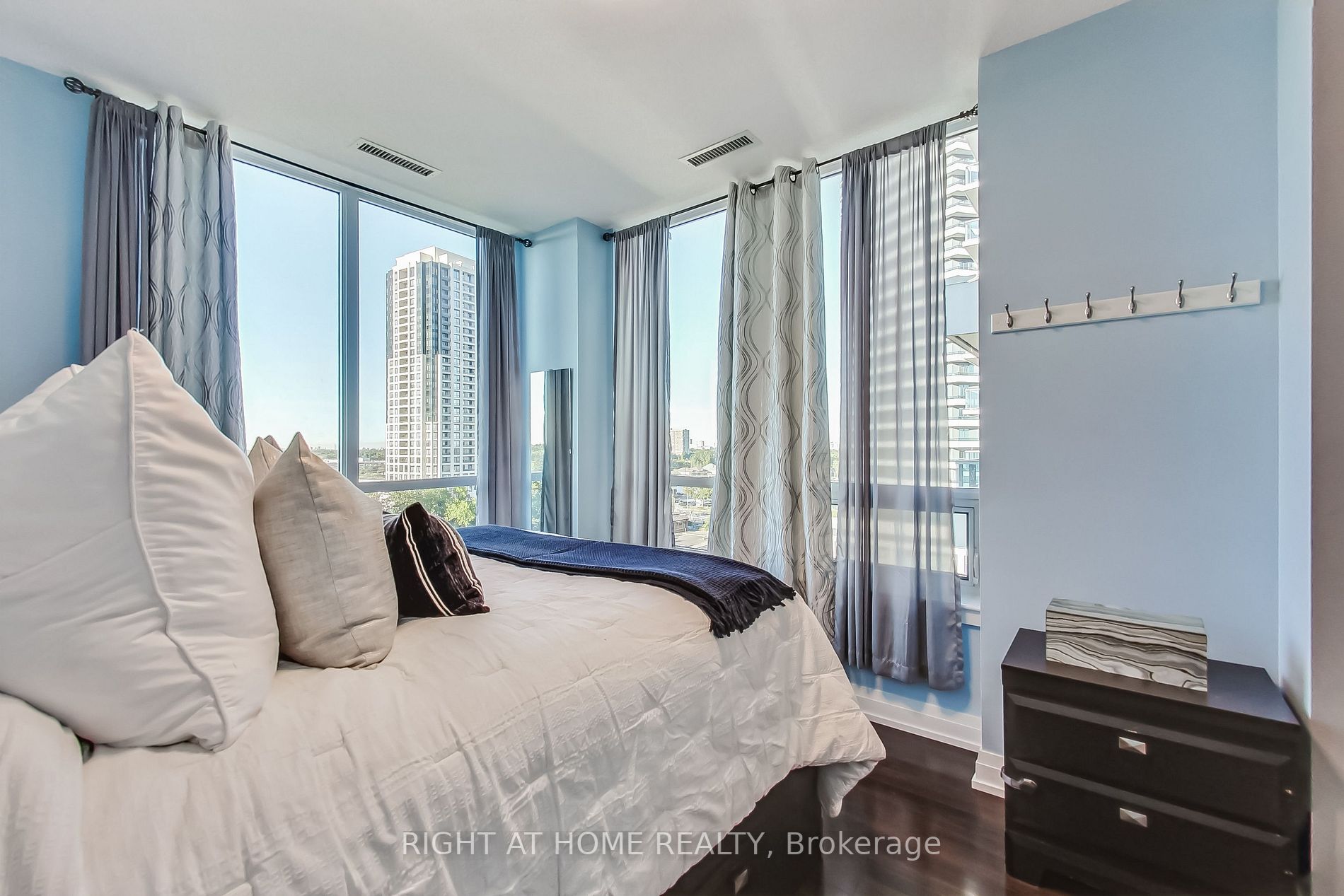 7167 Yonge St, #821