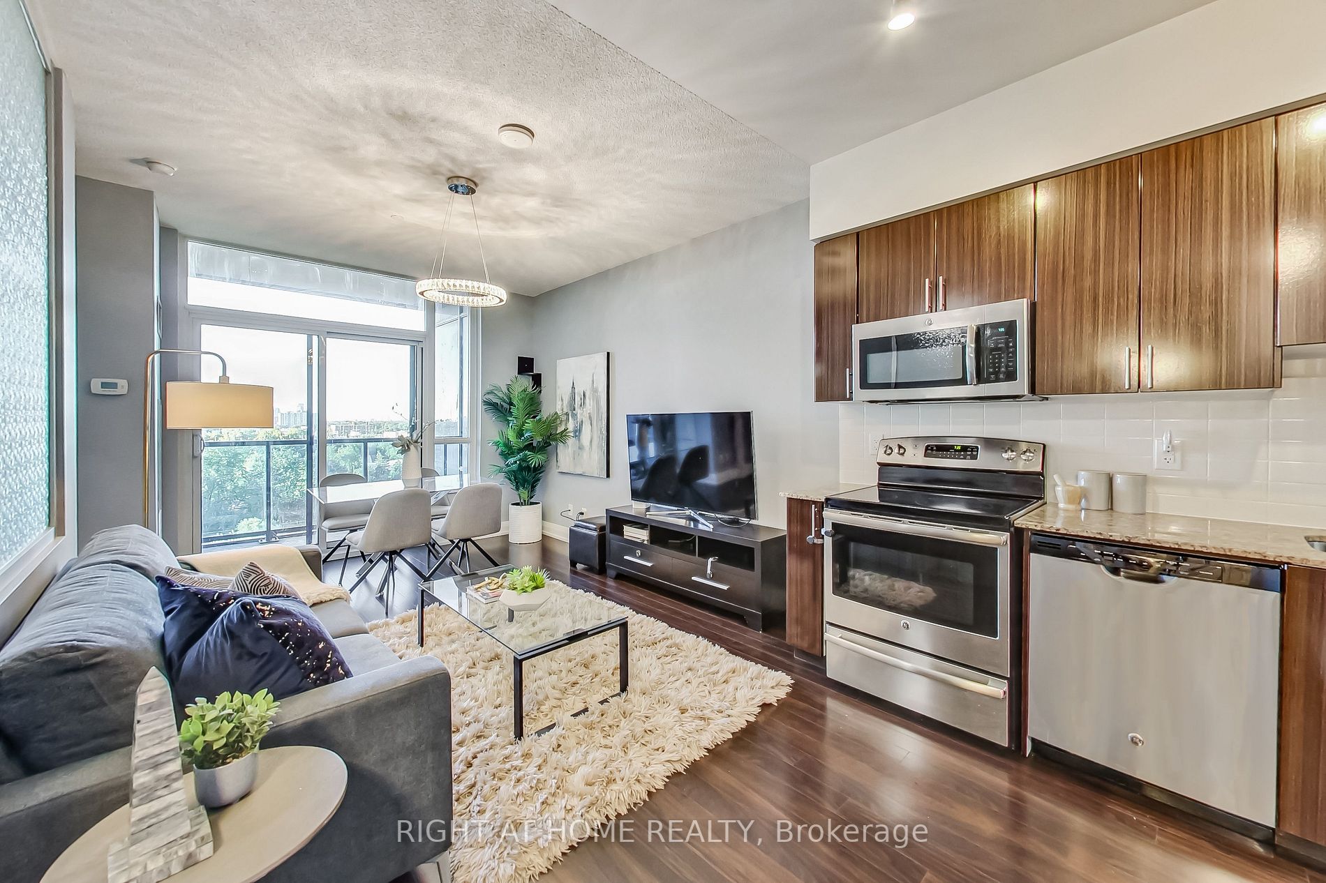 7167 Yonge St, #821