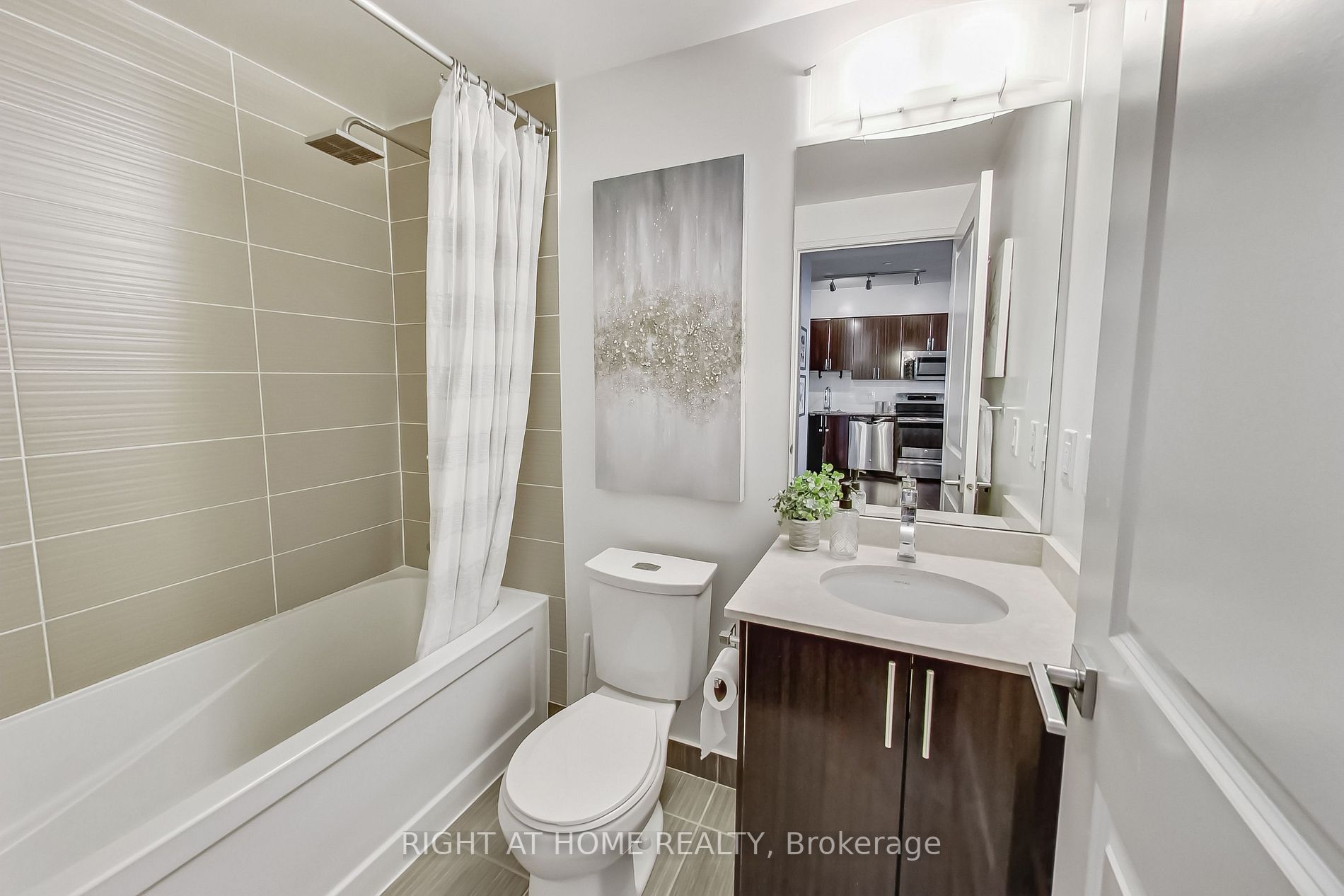 7167 Yonge St, #821