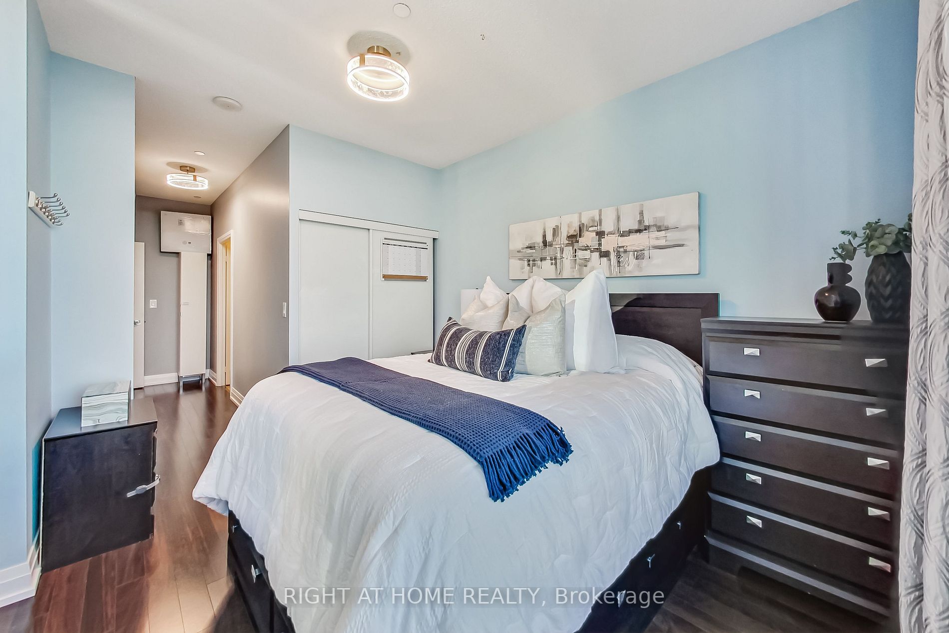 7167 Yonge St, #821
