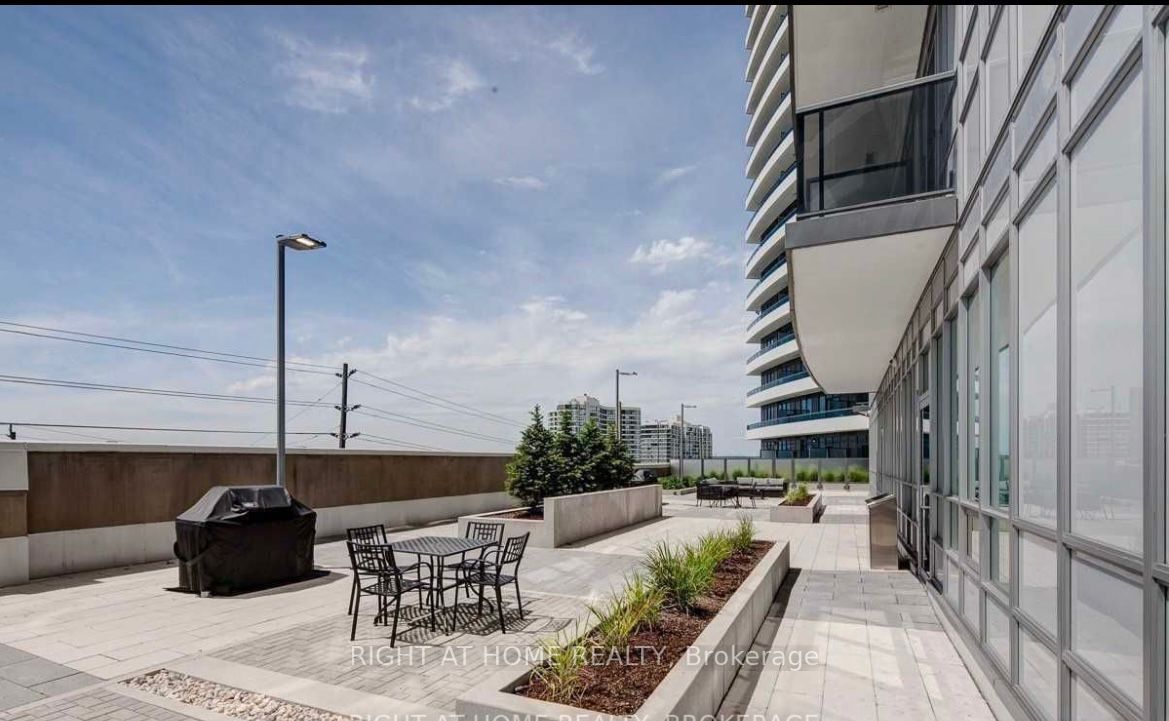 7167 Yonge St, #821
