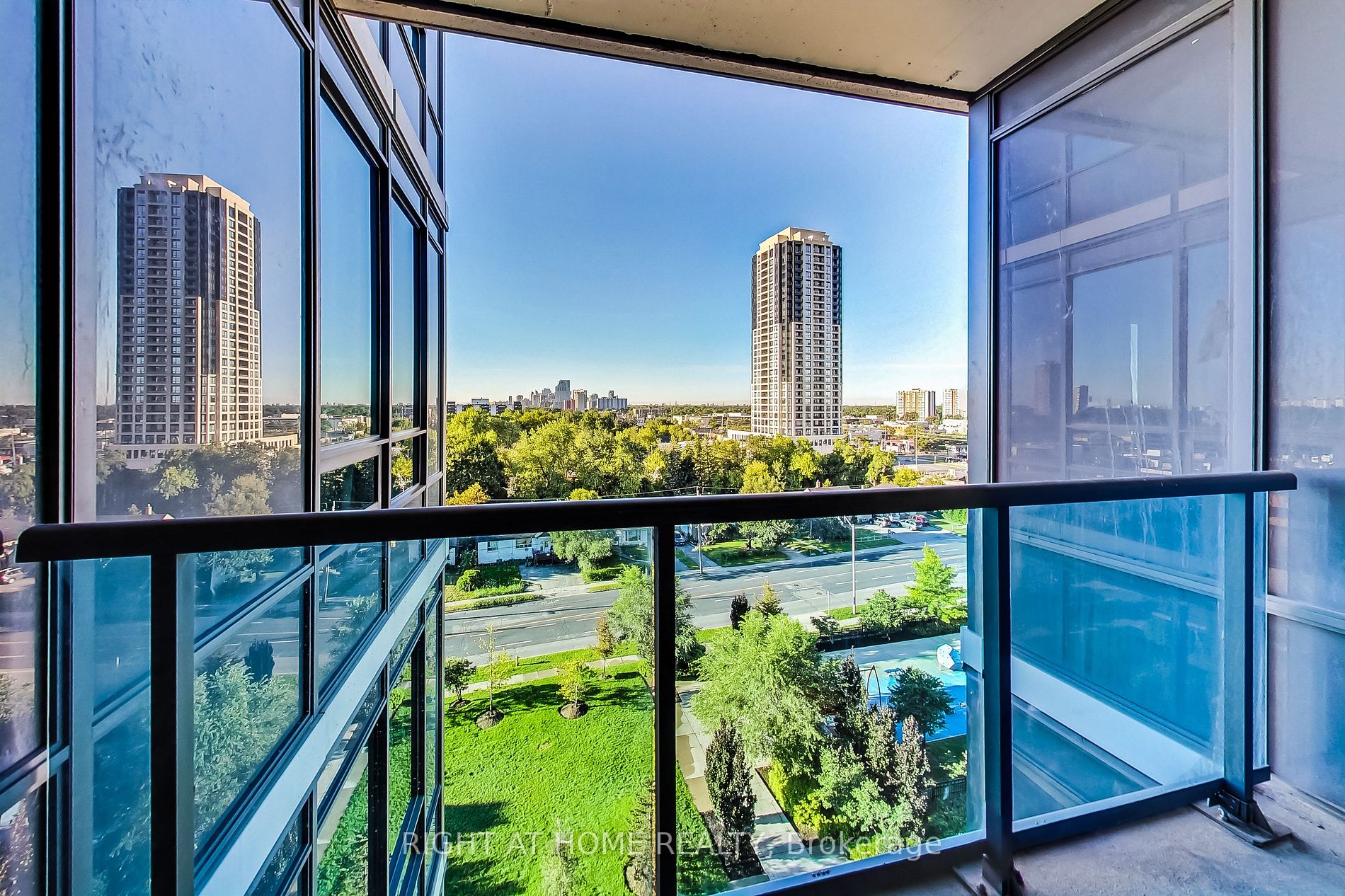 7167 Yonge St, #821