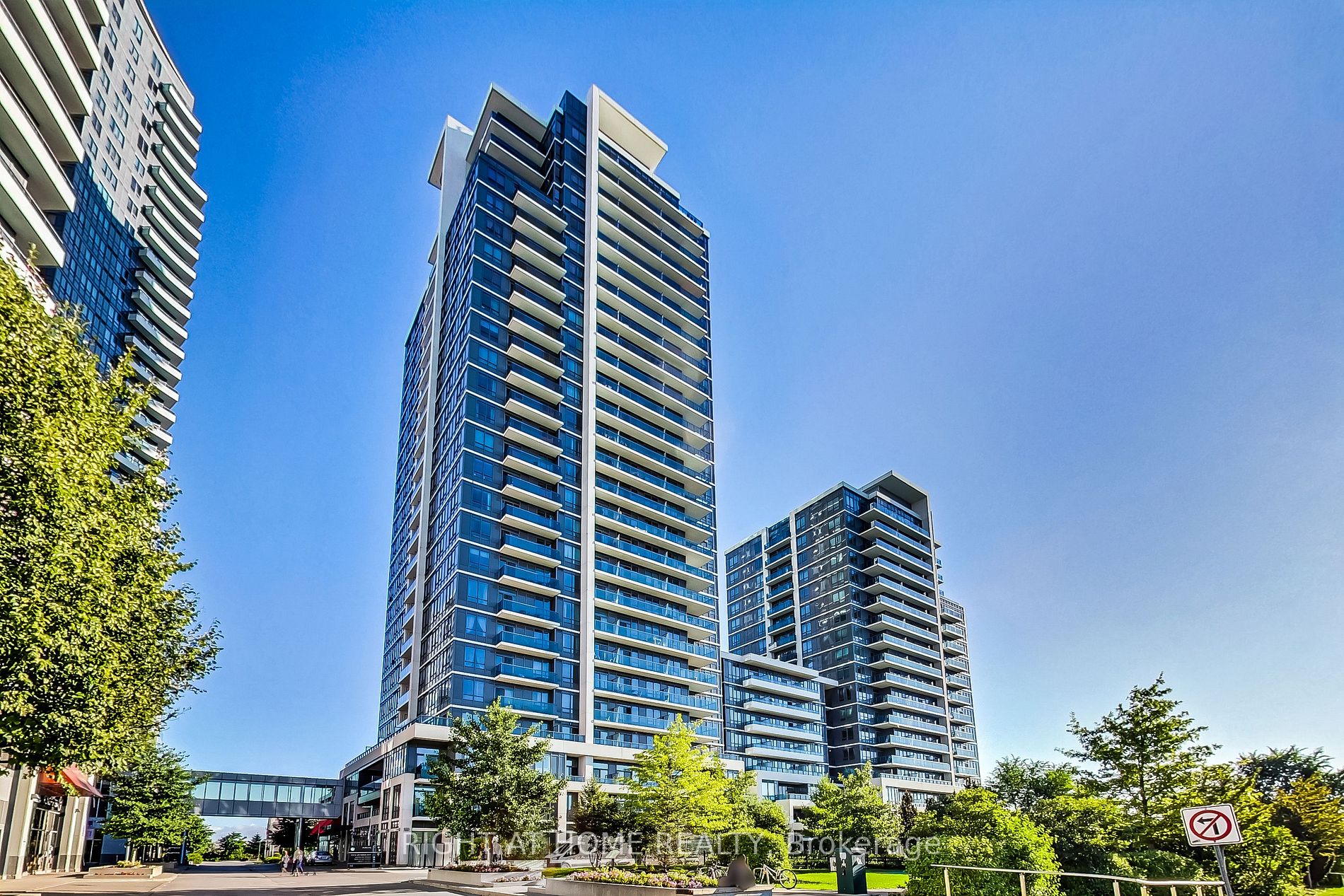7167 Yonge St, #821