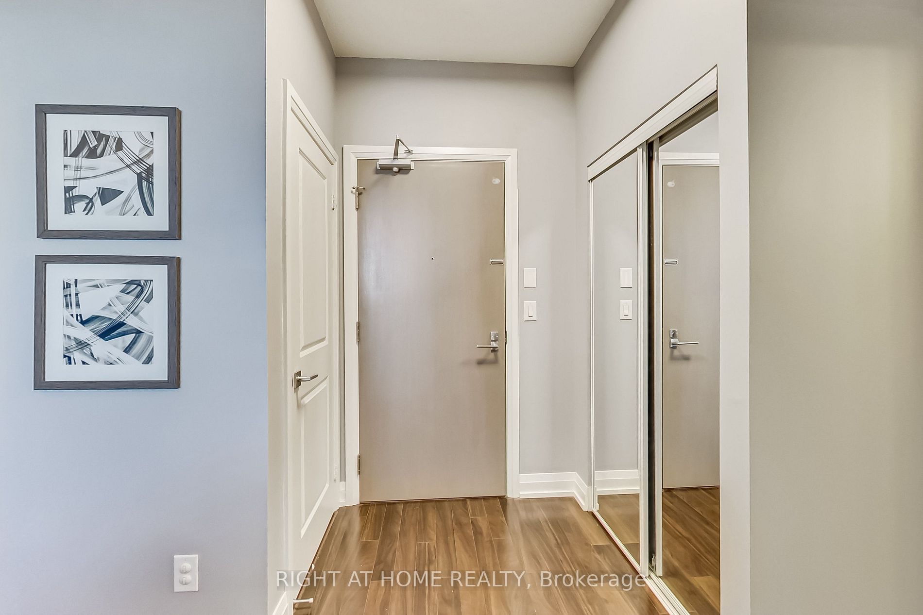 7167 Yonge St, #821