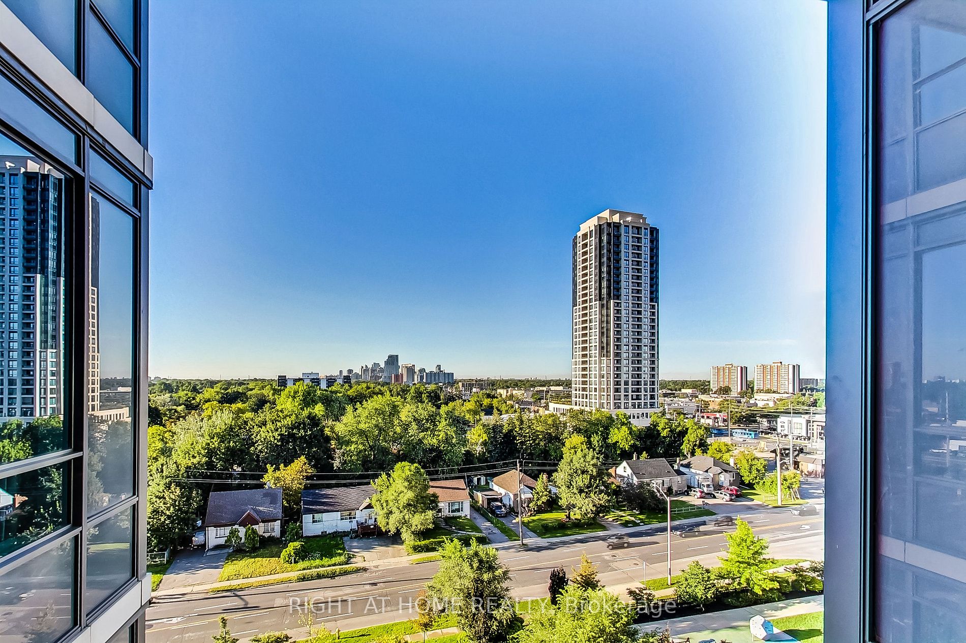 7167 Yonge St, #821
