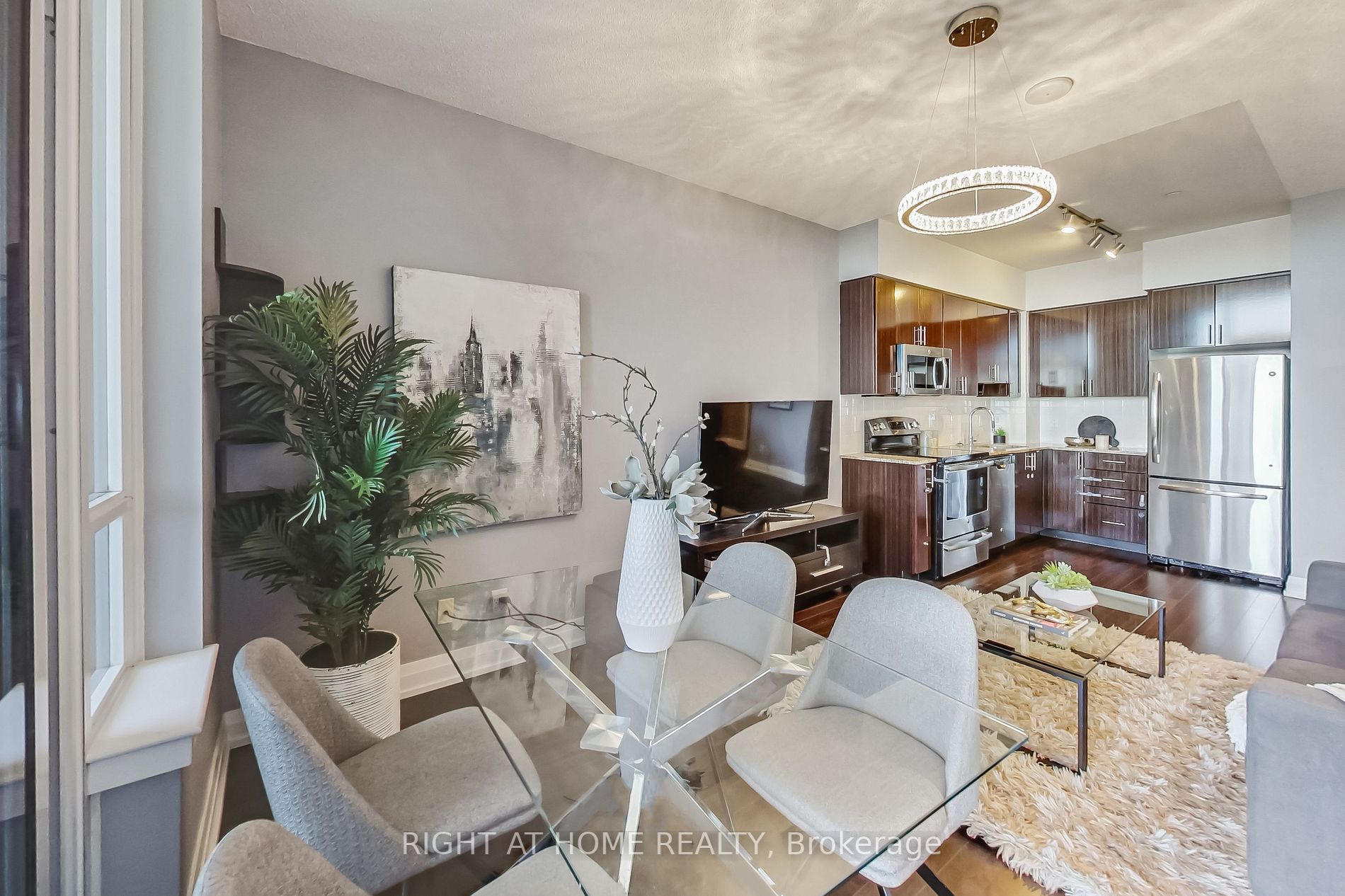 7167 Yonge St, #821