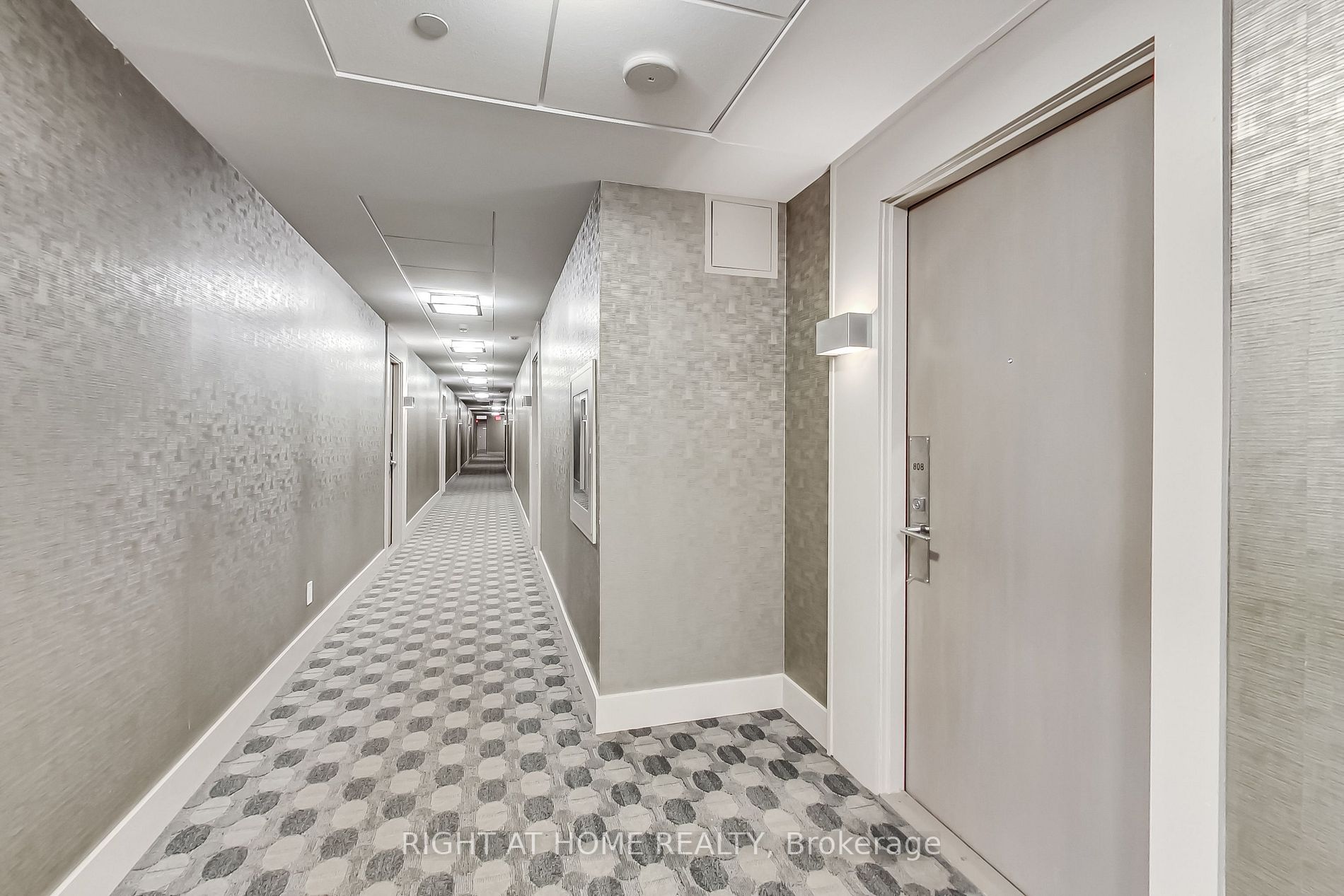 7167 Yonge St, #821